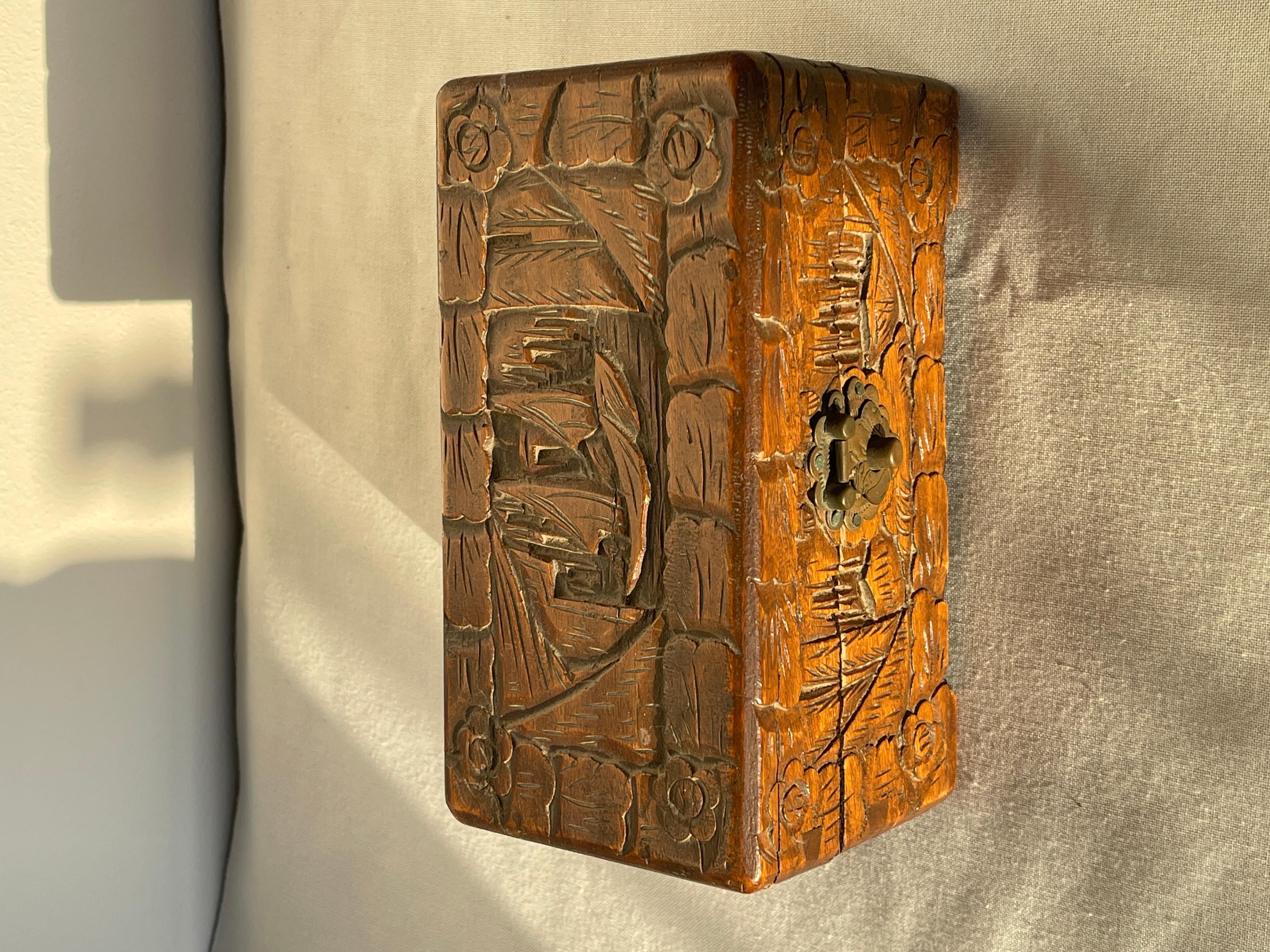 Rare Asian camphorwood jewelry box from the 1950s In Good Condition For Sale In Cantù, IT