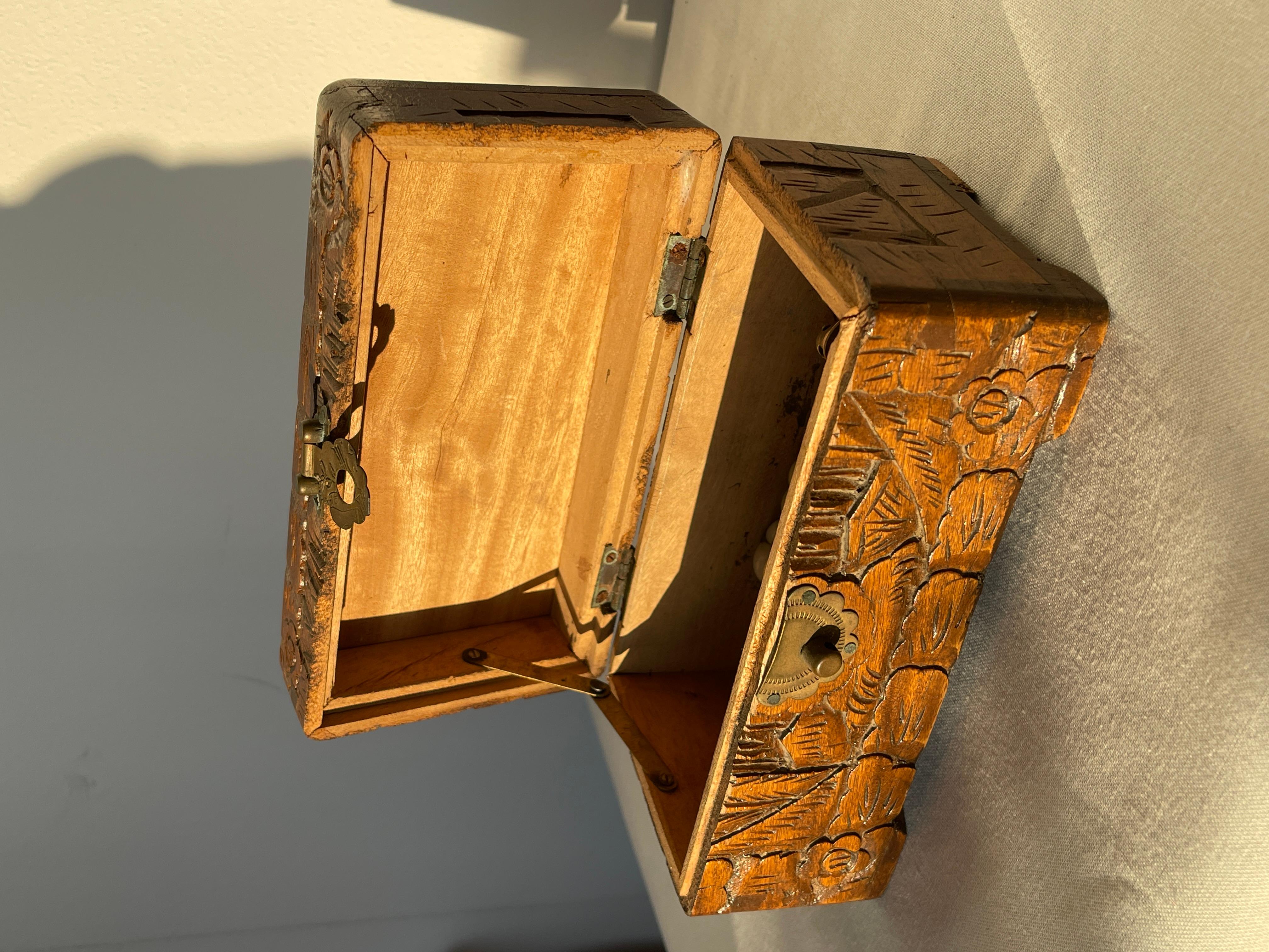 Rare Asian camphorwood jewelry box from the 1950s For Sale 1