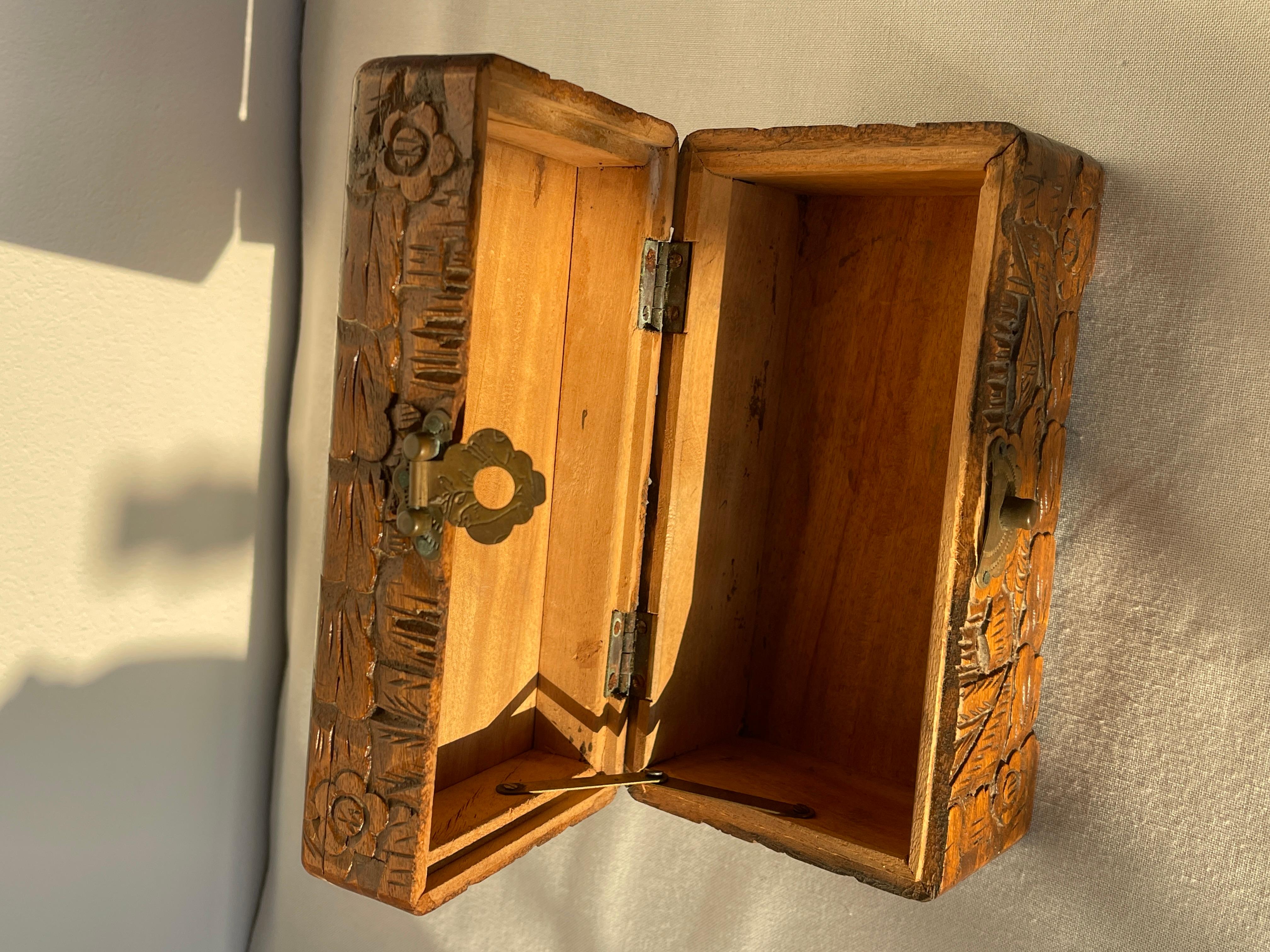 Rare Asian camphorwood jewelry box from the 1950s For Sale 2