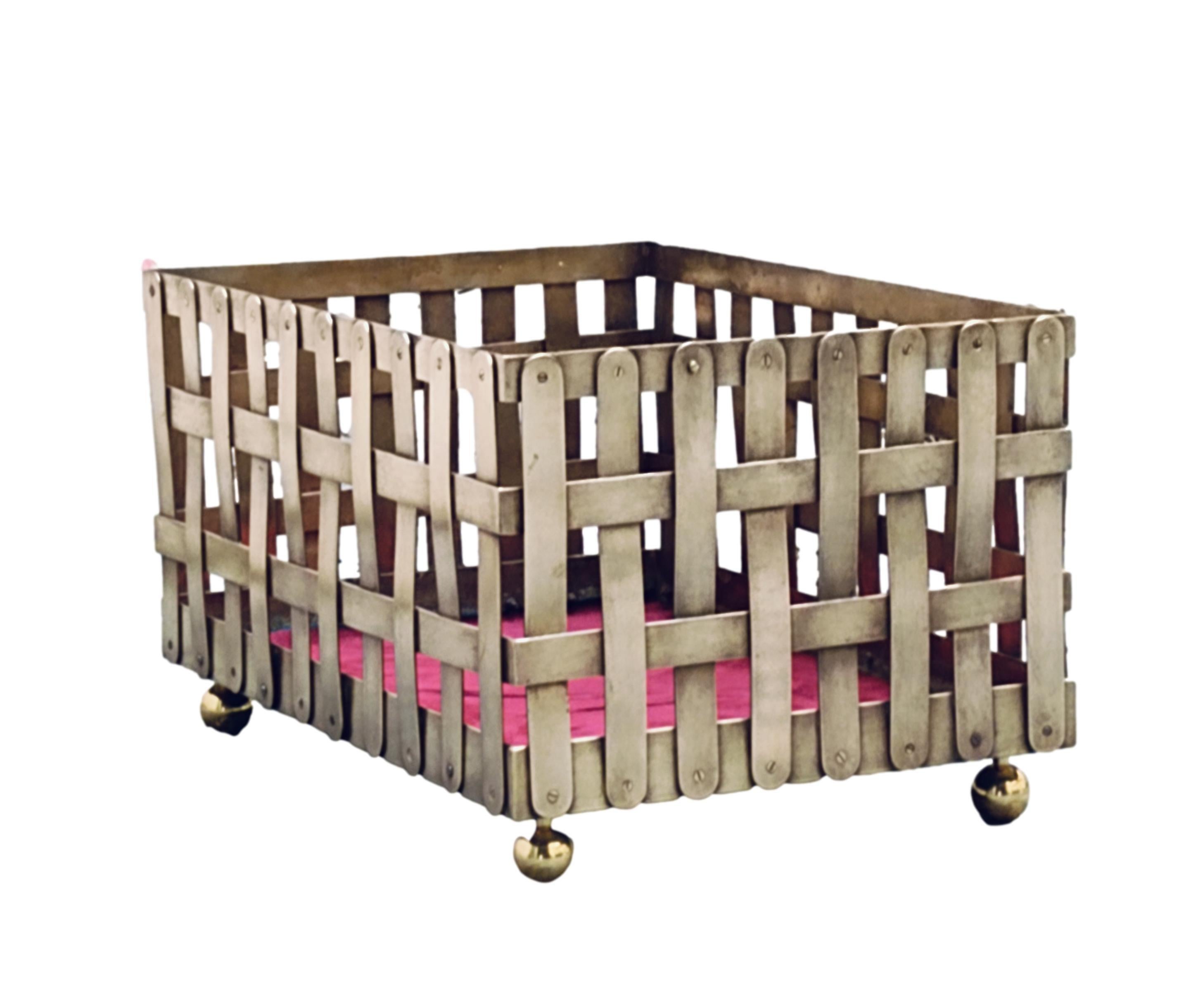 Mid-Century Modern Rare support de plantes ou de bois de chauffage en laiton tressé,  Italie, années 1970 en vente