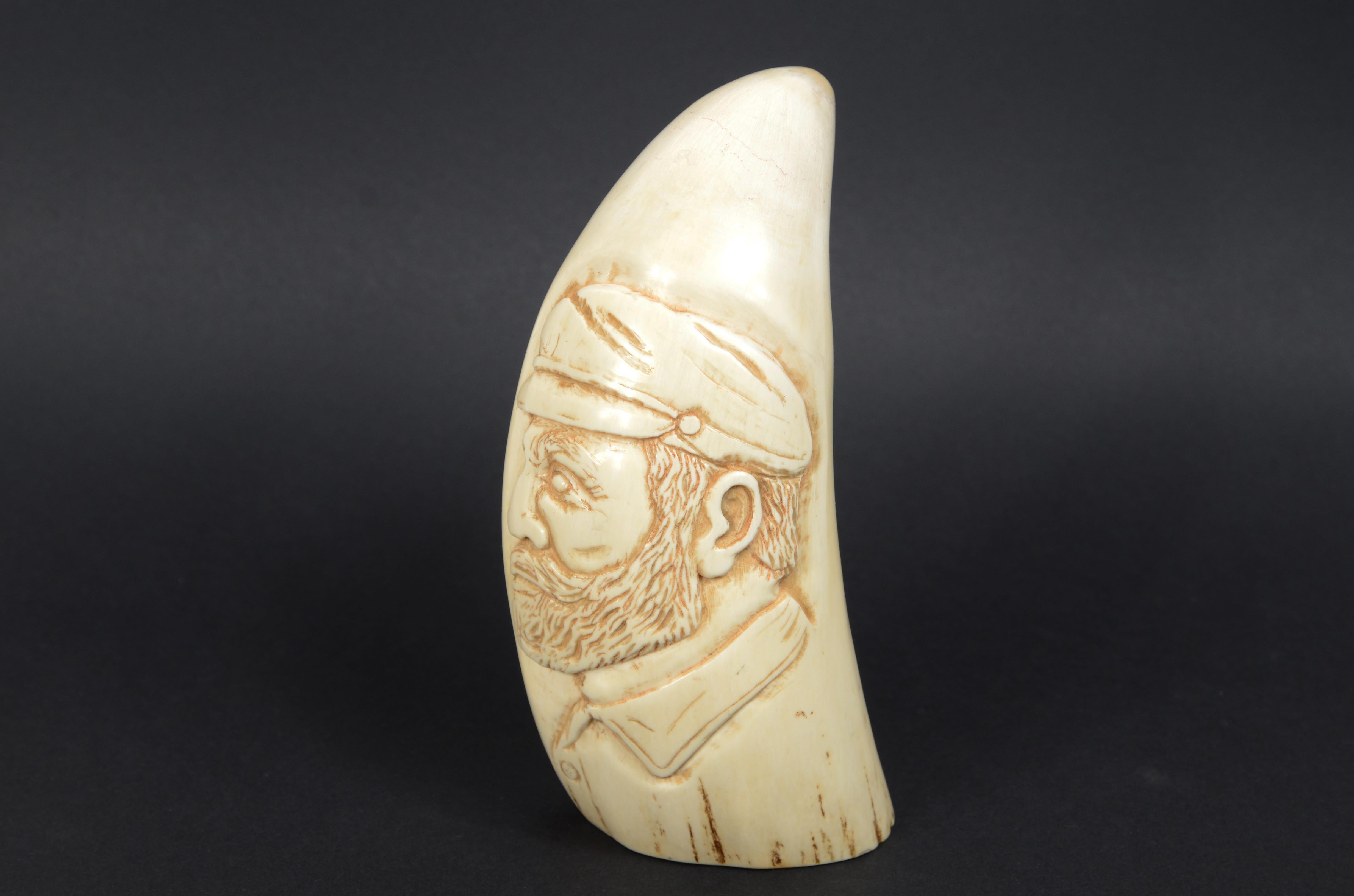 Rare scrimshaw of large whale tooth in vertical bas-relief a sailor In Good Condition For Sale In Milan, IT