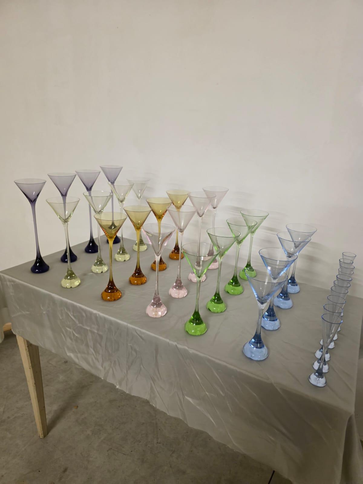 Raro servizio da 12 persone di bicchieri modello Bouquet Baccarat.

La serie Bouquet è caratterizzata da forme morbide e slanciate, da colori vivaci e dimensioni diverse.

Estremamente raro e difficile da trovare sul mercato soprattutto in questa