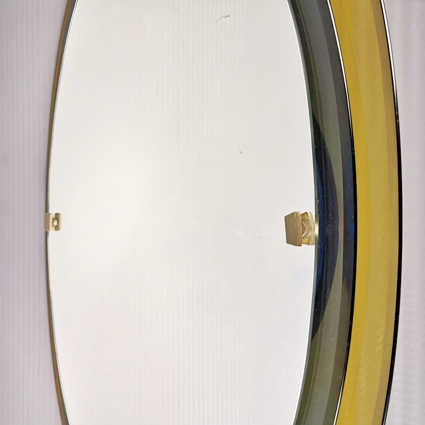 Raro specchio disegnato da Max Ingrand per Fontana Arte nel periodo tra il 1950 e il 1959 si compone di uno strato psecchiato e altri 2 strati di vetro di murano colorato uno giallo e uno blu.
Riporta il marchio Fontanit della vetreria di Lucio