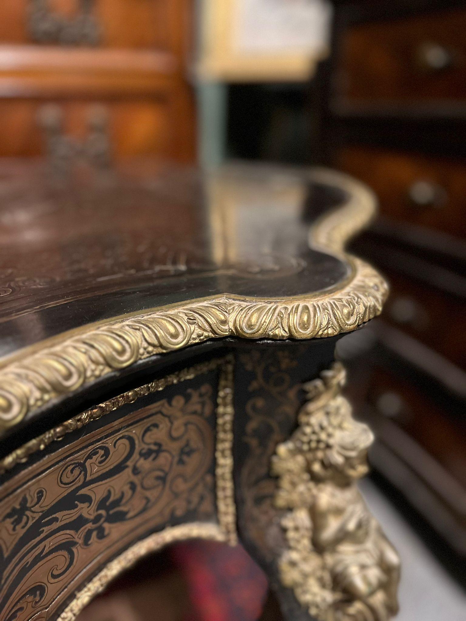 Seltener Tisch mit bewegter Platte und Beinen, Boulle-Stil mit zentraler Schublade, 19.

Der Boulle-Stil ist nach dem berühmten französischen Kunsttischler André-Charles Boulle benannt, der im 17. Jahrhundert tätig war.

Der Tisch ist vollständig im