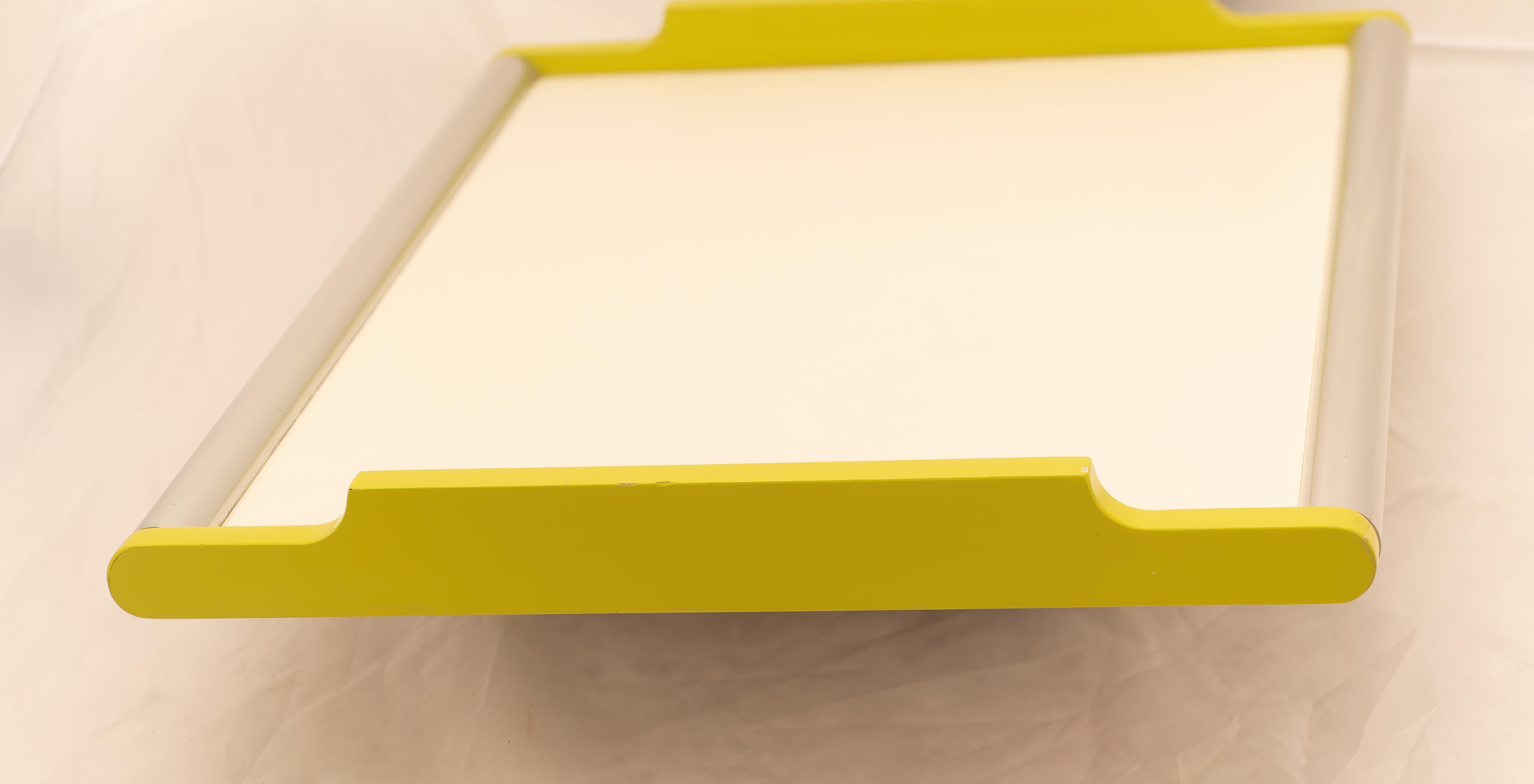 Seltenes lackiertes Tablett, hergestellt in Italien, 1960er Jahre. 
Speziell lackiertes Tablett mit gelben Holzgriffen, weißem Boden und seitlicher Aluminiumverarbeitung. 
Der Preis für den Versand ist für das italienische Staatsgebiet, für die