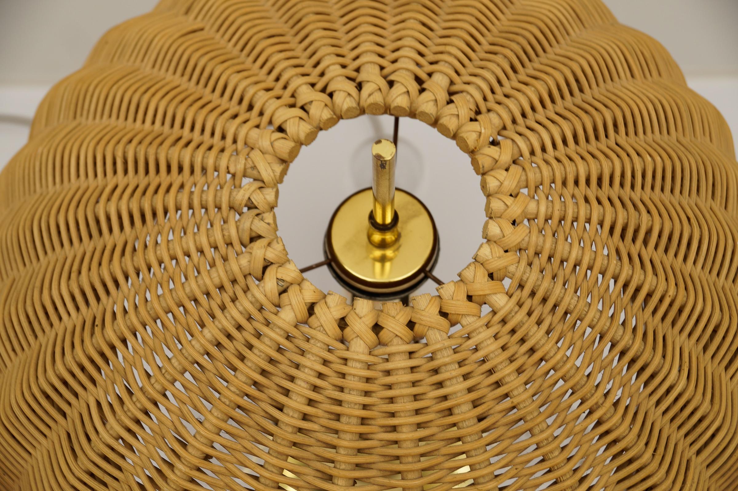 Lampada da tavolo in ottone e Rarttan, Italia, anni '60 in vendita 5