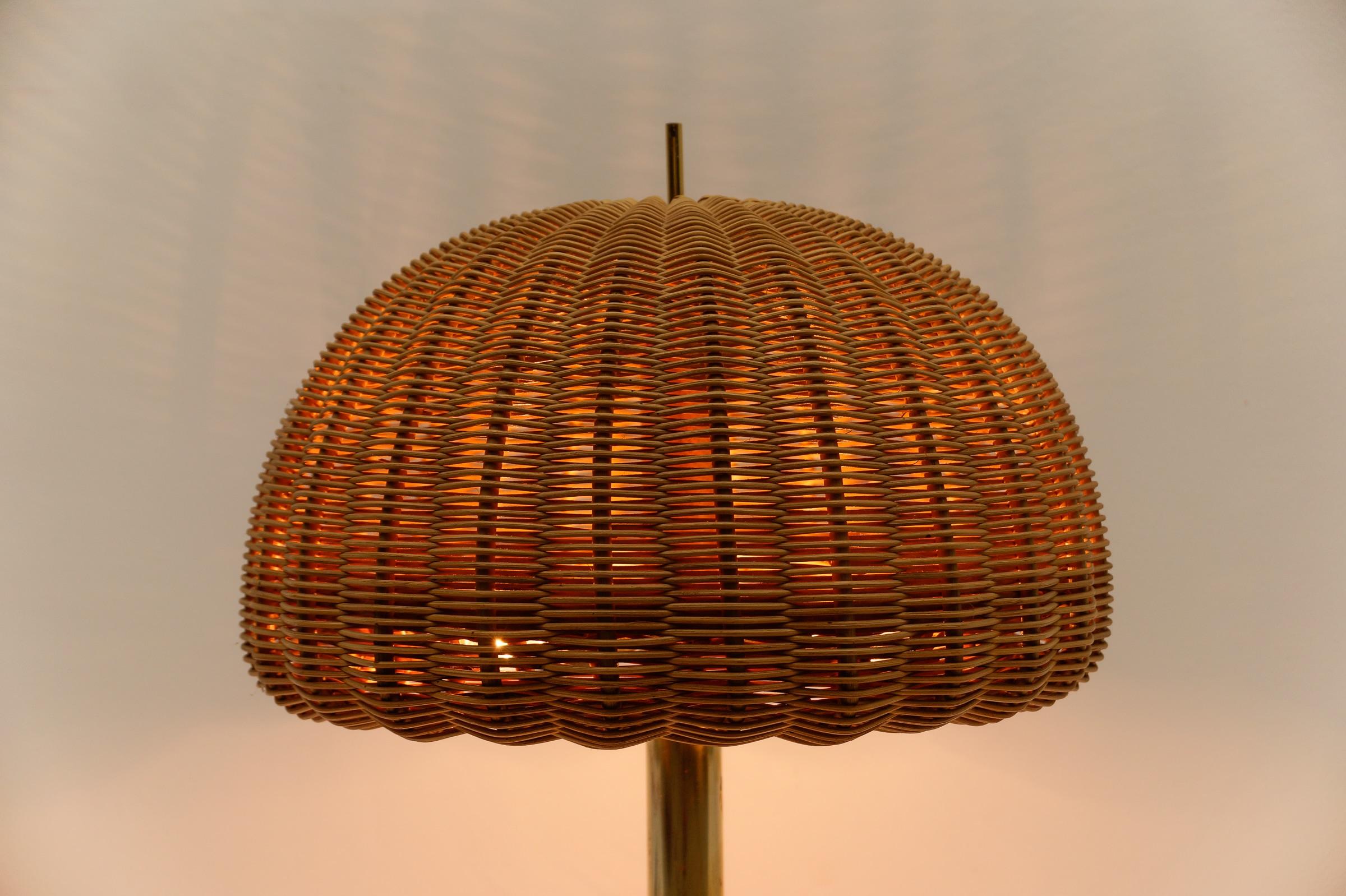 Lampada da tavolo in ottone e Rarttan, Italia, anni '60 in vendita 6