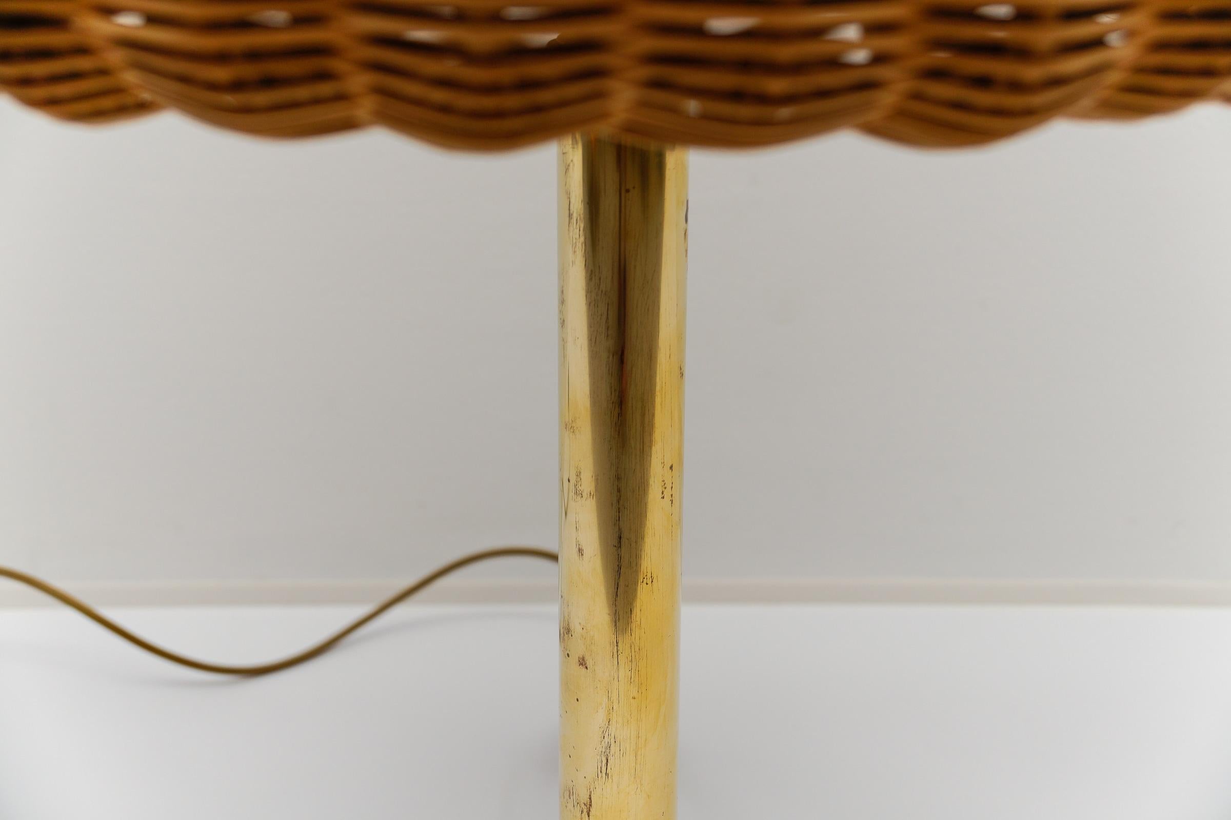 Lampada da tavolo in ottone e Rarttan, Italia, anni '60 in vendita 9
