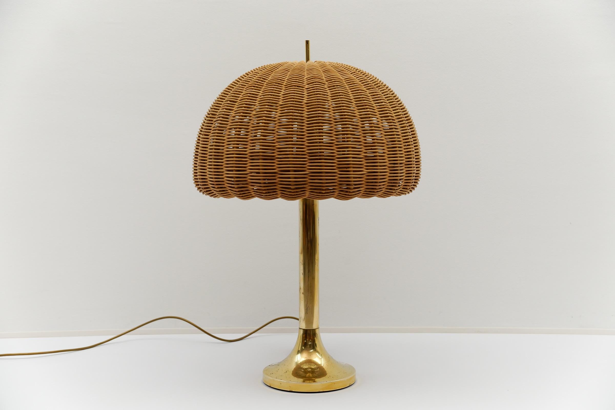 Lampada da tavolo in bambù e ottone, Italia, anni '60

La lampada è dotata di tre portalampada a vite Edison E27. 

Completamente funzionante. Funziona con 220V e 110V. Il cablaggio è adatto a tutti i paesi.
