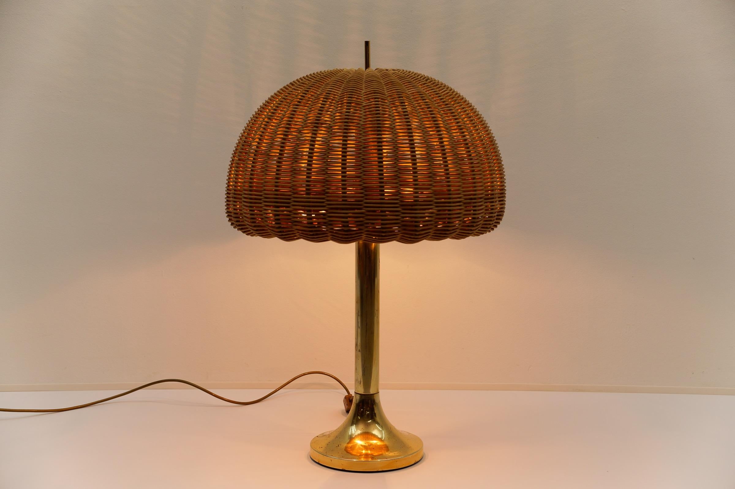 Italiano Lampada da tavolo in ottone e Rarttan, Italia, anni '60 in vendita
