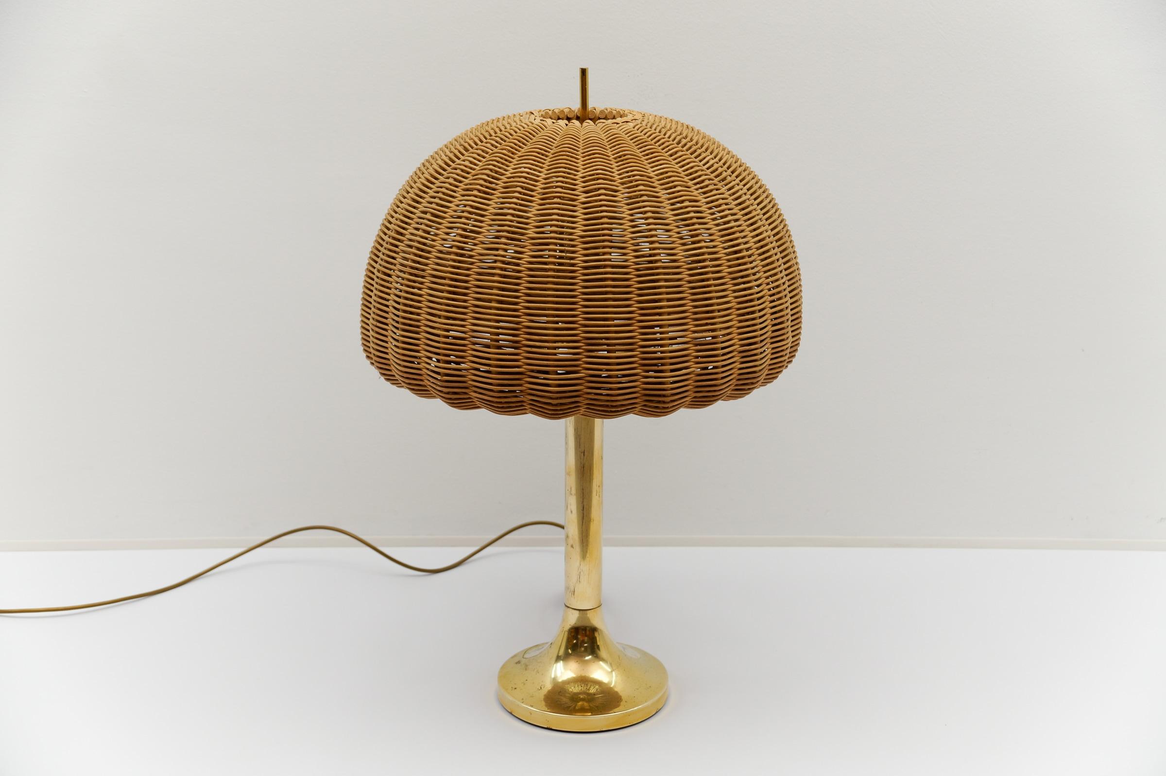 Lampada da tavolo in ottone e Rarttan, Italia, anni '60 In condizioni buone in vendita a Nürnberg, Bayern