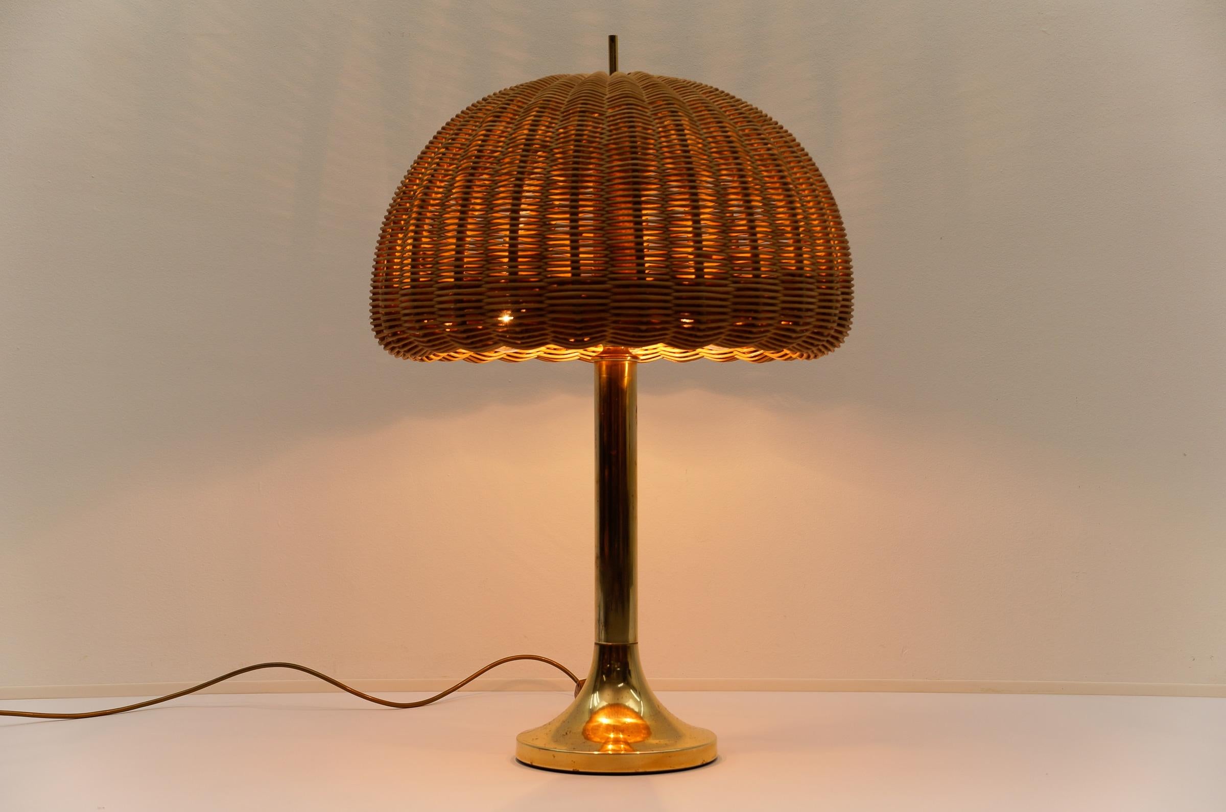 Metà XX secolo Lampada da tavolo in ottone e Rarttan, Italia, anni '60 in vendita