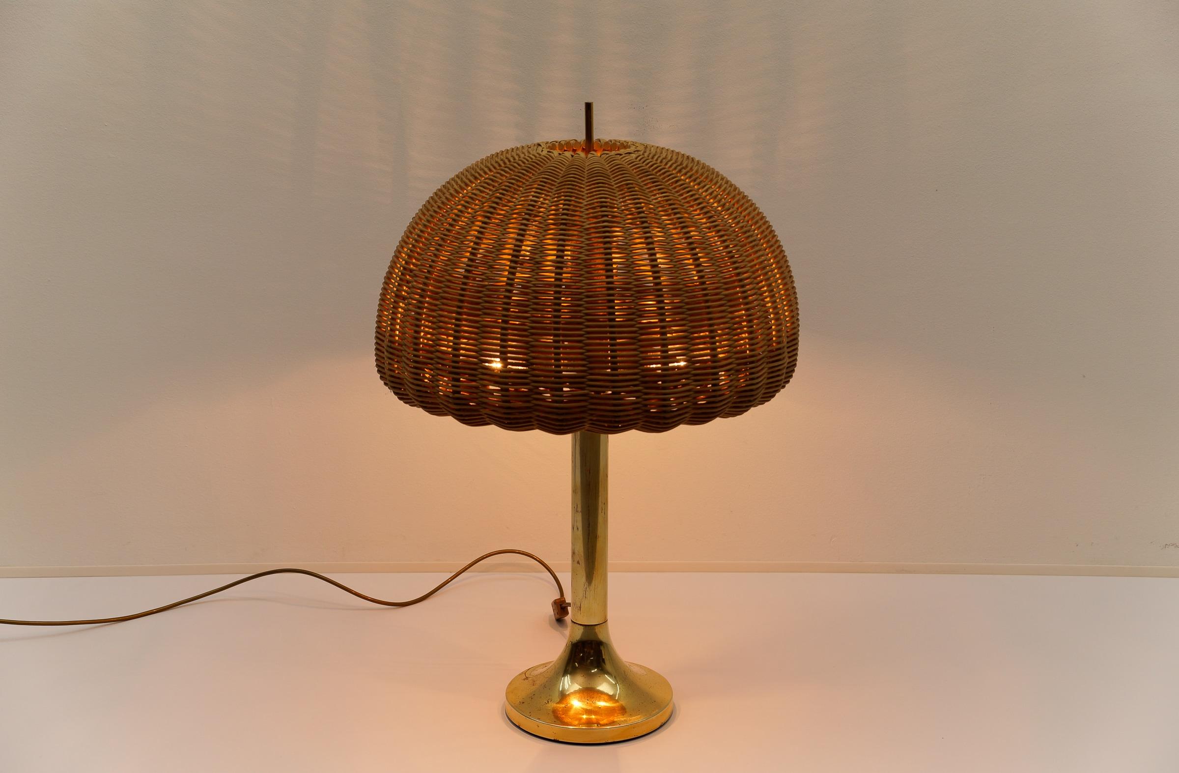 Ottone Lampada da tavolo in ottone e Rarttan, Italia, anni '60 in vendita