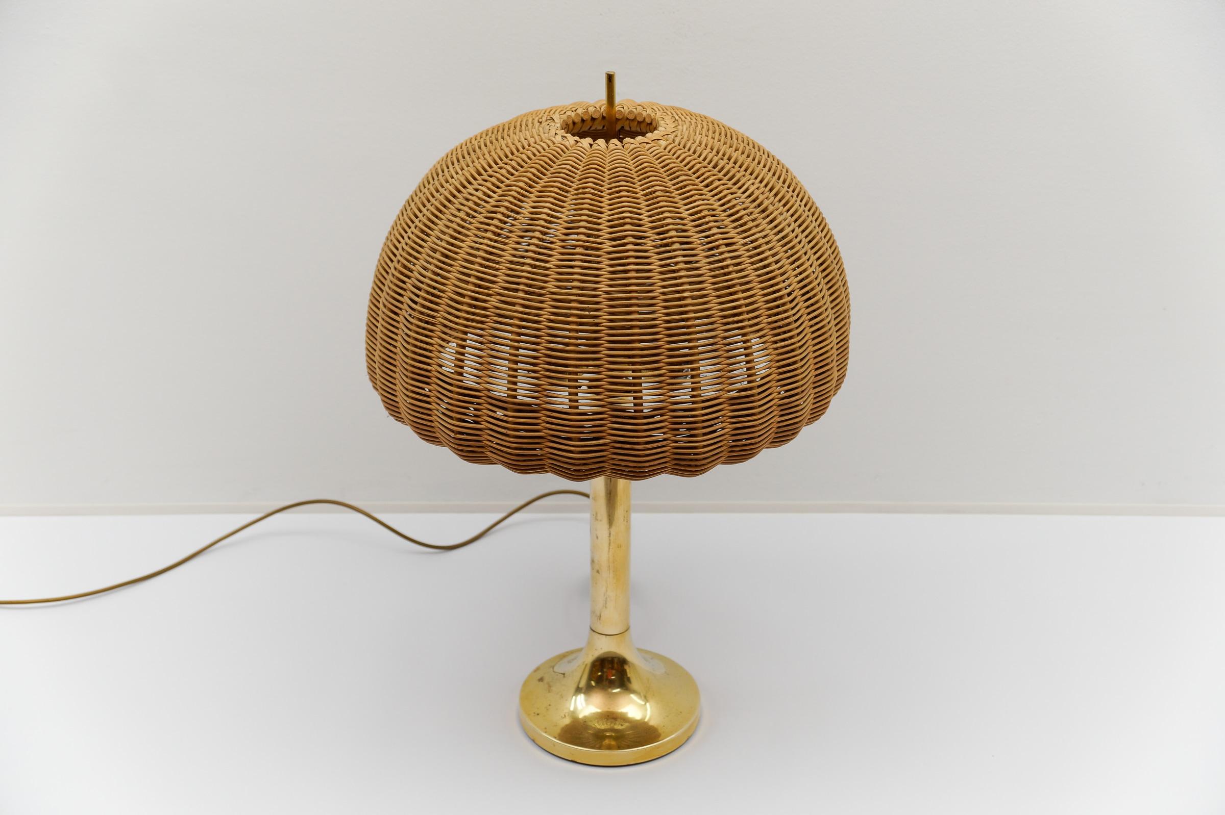 Lampada da tavolo in ottone e Rarttan, Italia, anni '60 in vendita 1