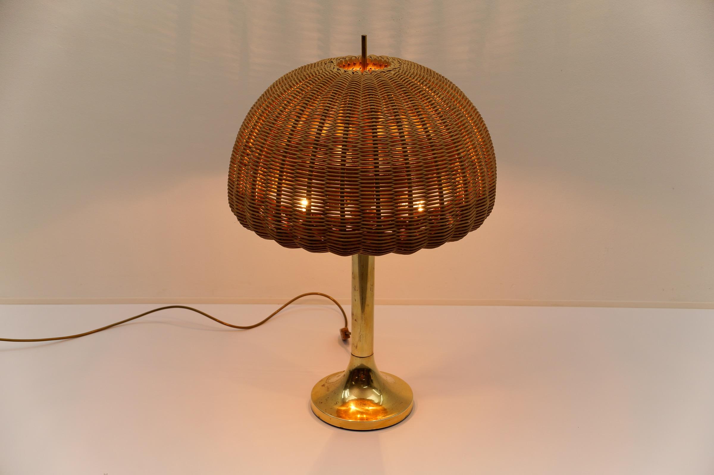 Lampada da tavolo in ottone e Rarttan, Italia, anni '60 in vendita 2