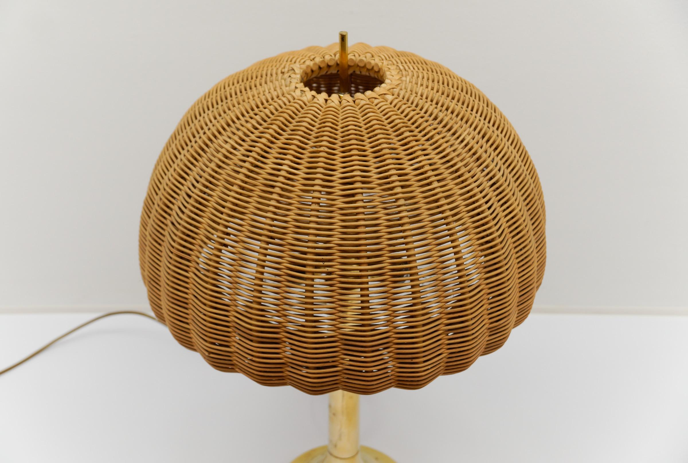 Lampada da tavolo in ottone e Rarttan, Italia, anni '60 in vendita 3