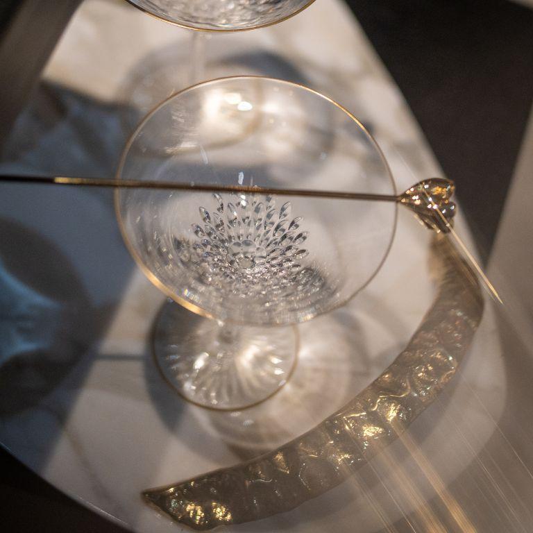 Organico moderno Raru - Lussuoso plettro da cocktail con cristalli Swarovski e finitura in nichel lucido in vendita