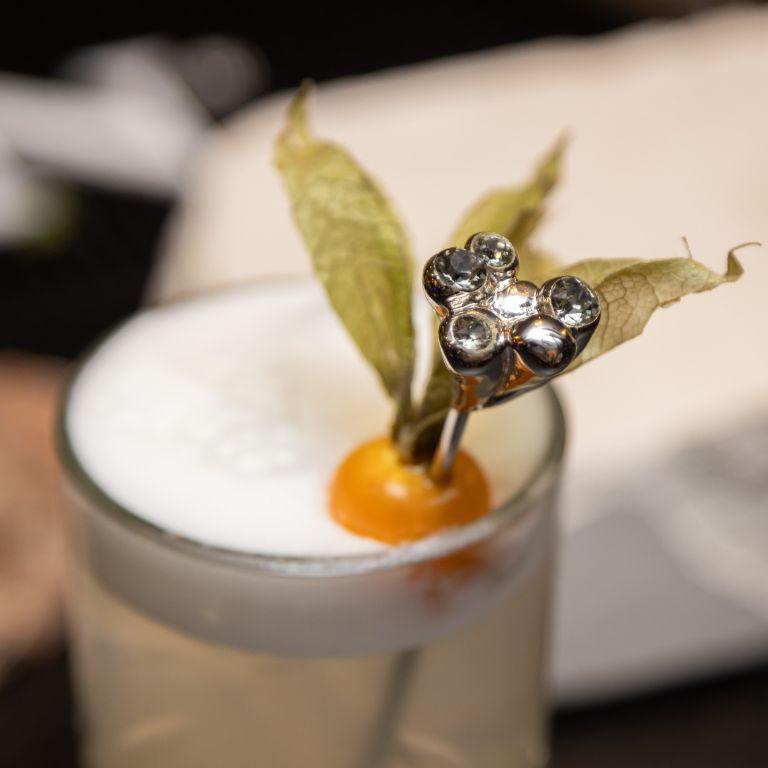 Portoghese Raru - Lussuoso plettro da cocktail con cristalli Swarovski e finitura in nichel lucido in vendita