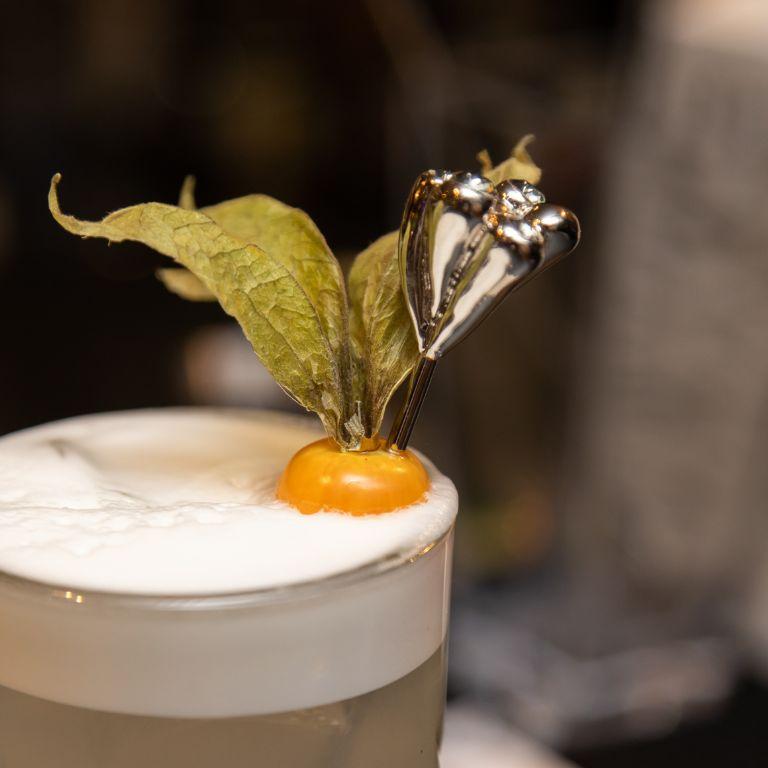 Fatto a mano Raru - Lussuoso plettro da cocktail con cristalli Swarovski e finitura in nichel lucido in vendita