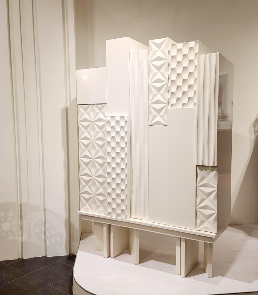 Reina Kabinett von Lola Glamour
Abmessungen: T 40 x B 120 x H 182 cm
MATERIALIEN: Holz.

Als wäre es eine Skyline, dachten wir an ein Stück, das mit Volumen und Höhen spielt. Unterschiedliche Texturen auf den MDF-Platten, aus denen die beiden