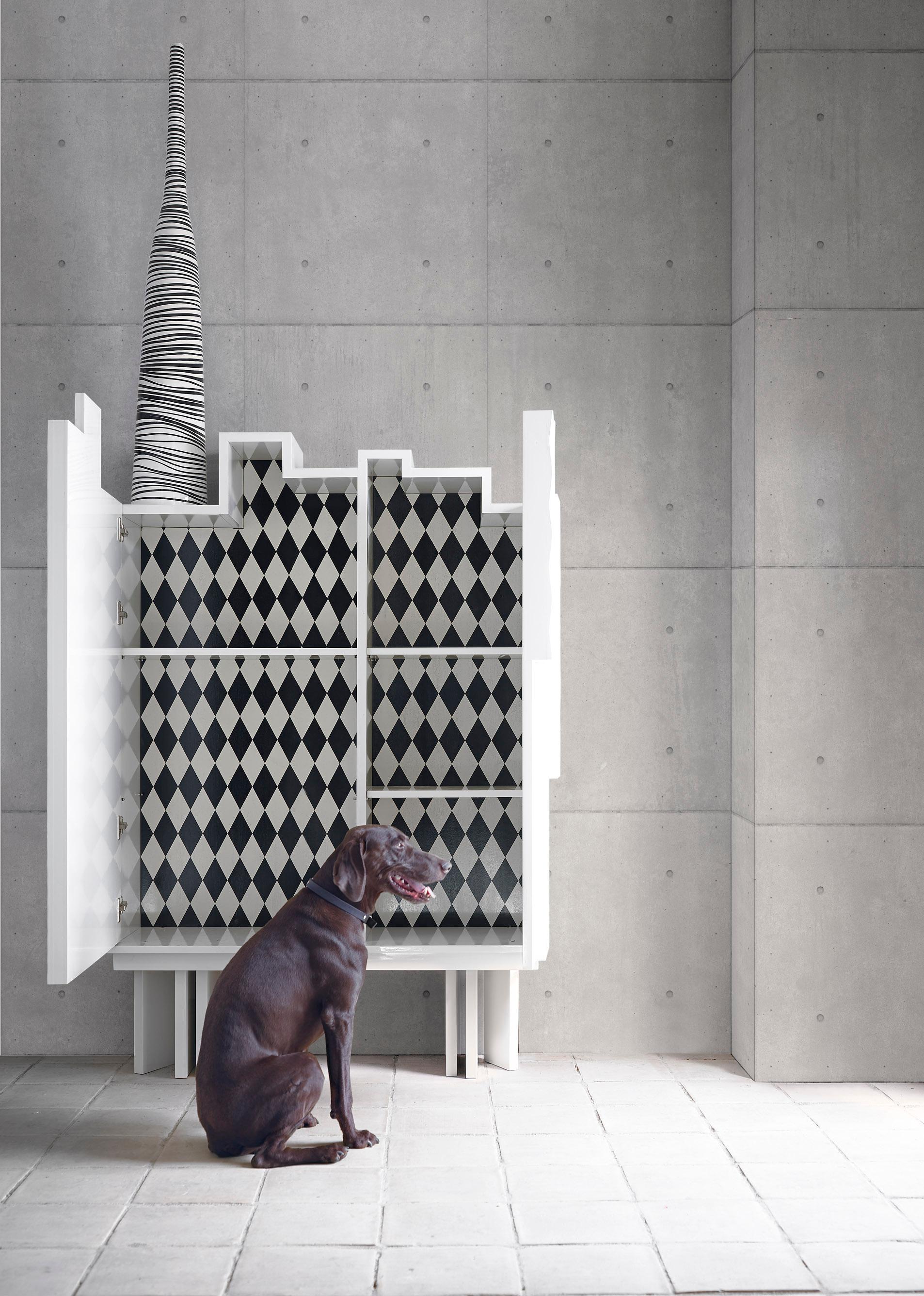 Rascacielos-Schrank von Lola Glamour (Postmoderne) im Angebot