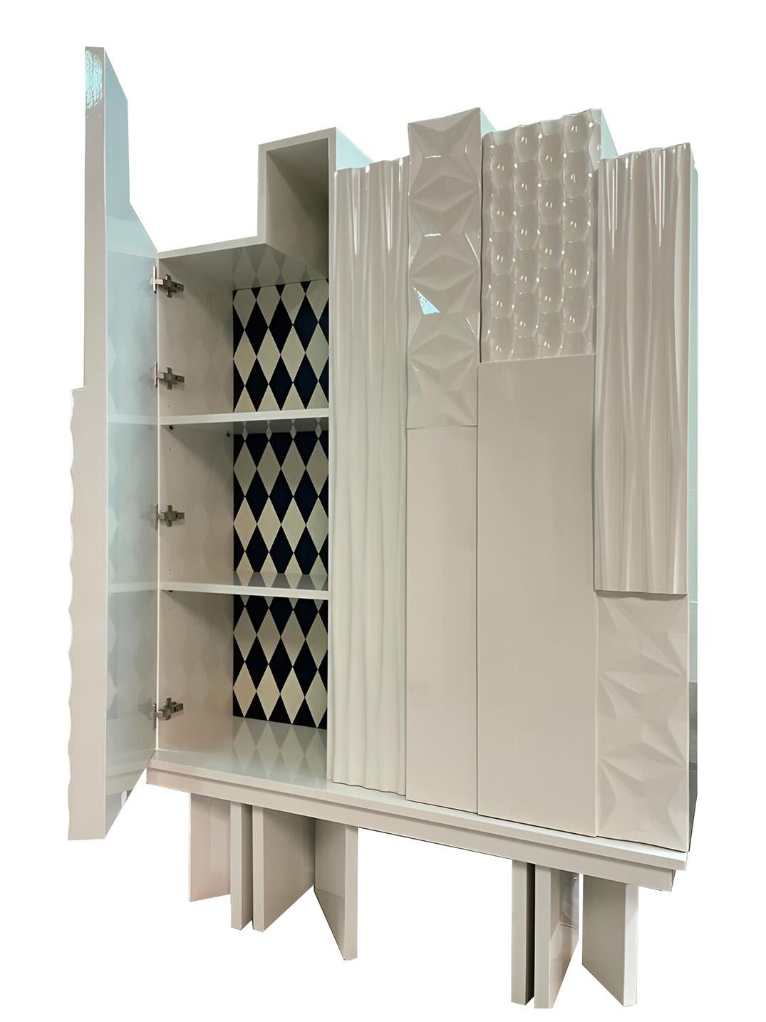 Rascacielos-Schrank von Lola Glamour (Holz) im Angebot