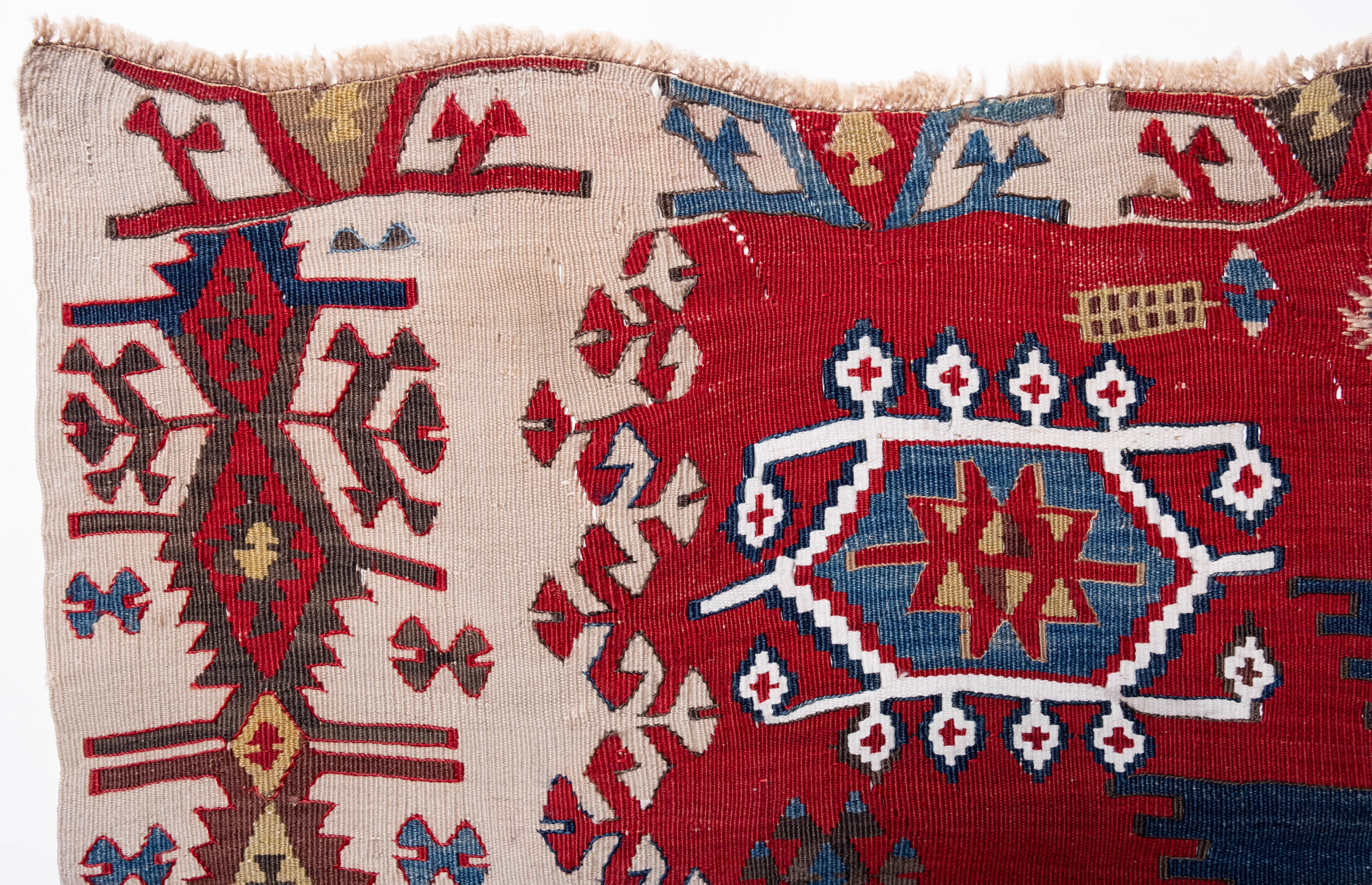 Il s'agit d'un Kilim ancien d'Anatolie orientale de la région de Rashwan, Malatya, dont la composition des couleurs est rare et magnifique.

La différence de teinture entre le côté gauche et le côté droit prouve qu'il a été fait à la main par une