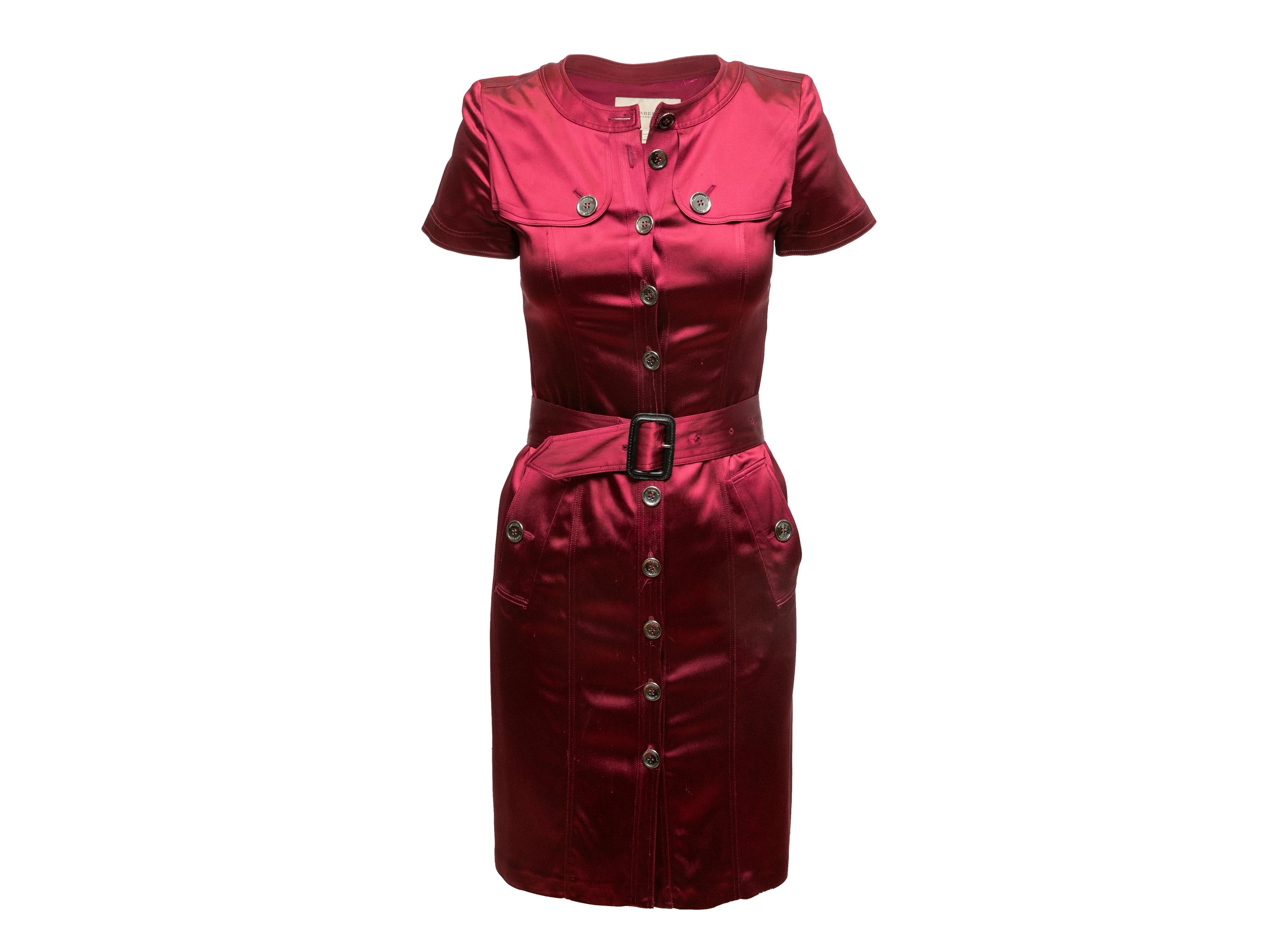 Produkt-Details: Himbeerfarbenes, kurzärmeliges Kleid mit Knopfleiste aus Satin von Burberry London. Rundhalsausschnitt. Gürtel in der Taille. Zwei Gesäßtaschen. Knopfverschlüsse in der vorderen Mitte. 30