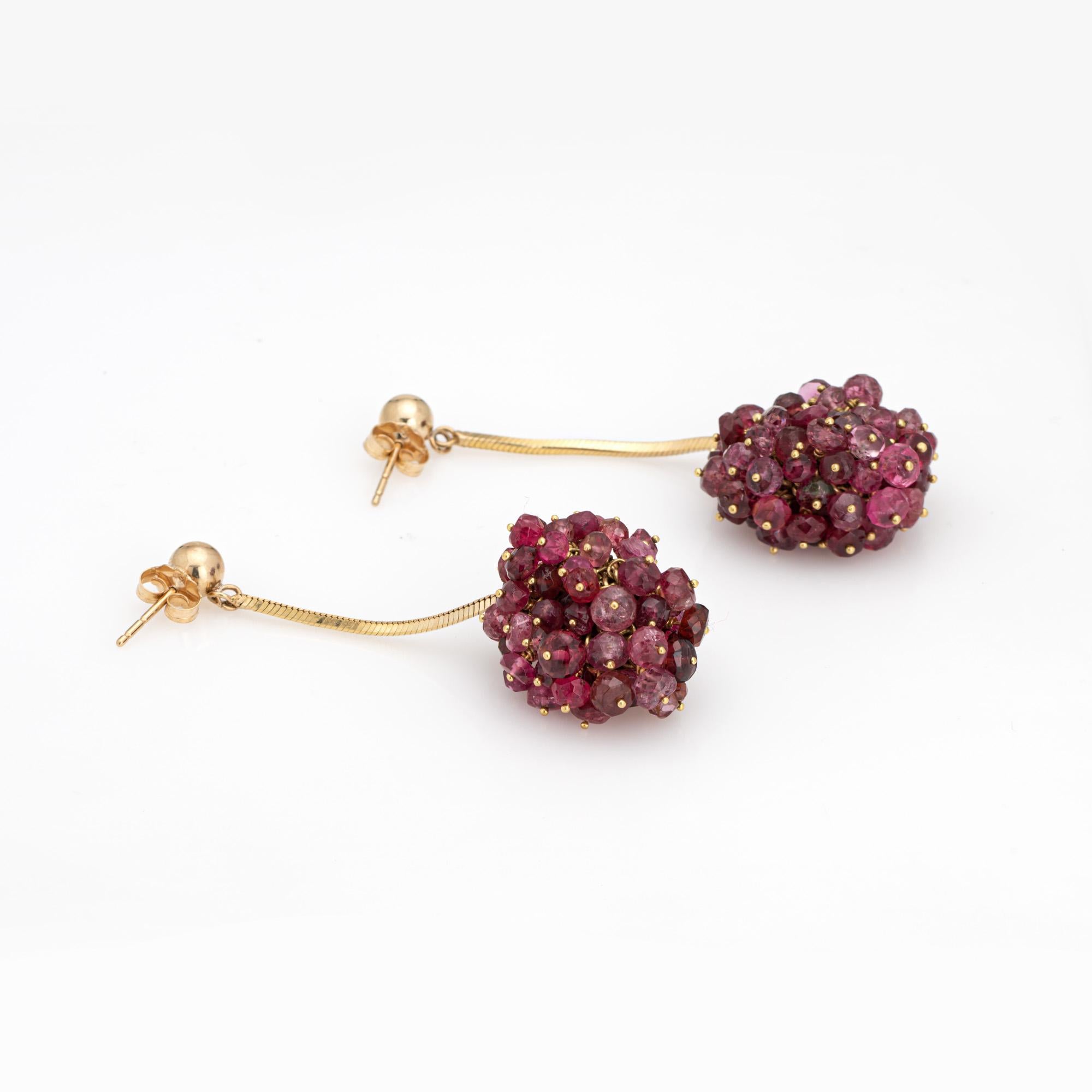 Elegantes pendientes en racimo de turmalina rosa elaborados en oro amarillo de 14k (hacia la década de 1980).

Las turmalinas rosas miden aprox. 3,5 mm cada una. Nota: variación de color de las turmalinas.   

Colocados en forma de racimo, los
