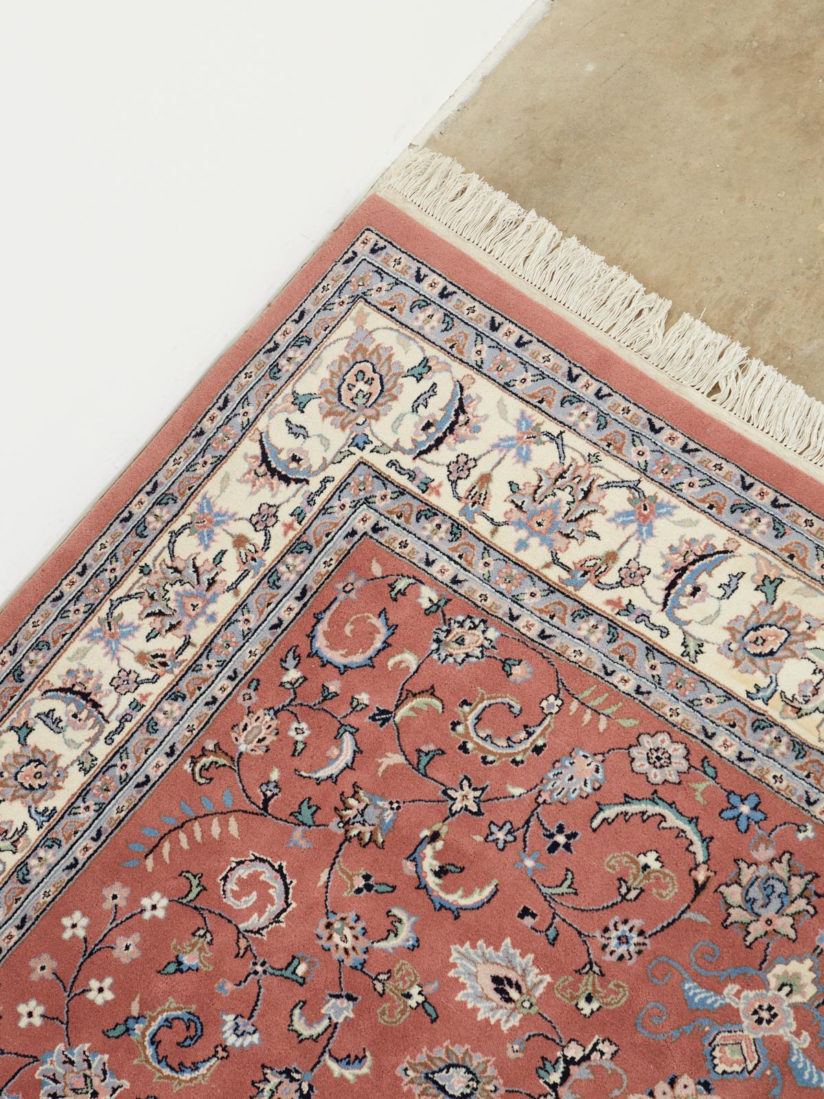 Tappeto indo-persiano Kashan Design Lampone in vendita 3