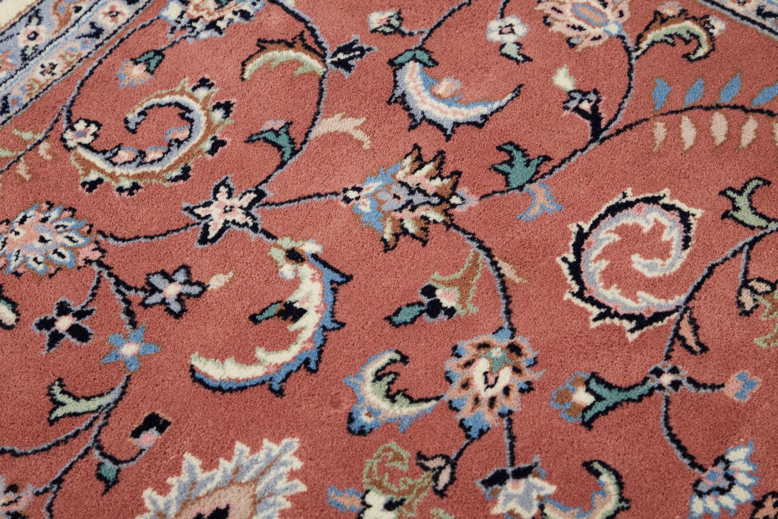Tappeto indo-persiano Kashan Design Lampone in vendita 11