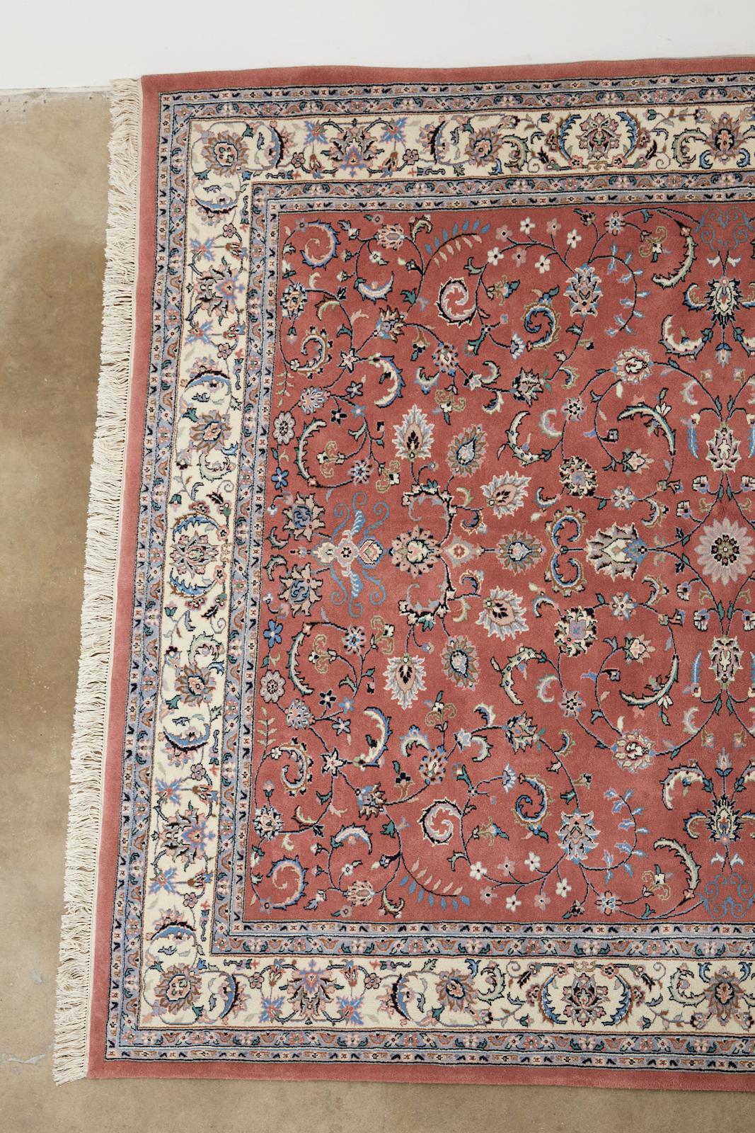 Tappeto in lana annodato a mano in stile indo-persiano Kashan con un coloratissimo campo di lamponi. Il tappeto è decorato con motivi classici, floreali e palmette. Un grazioso disegno aperto che permette ai colori vivaci di risaltare con forza.