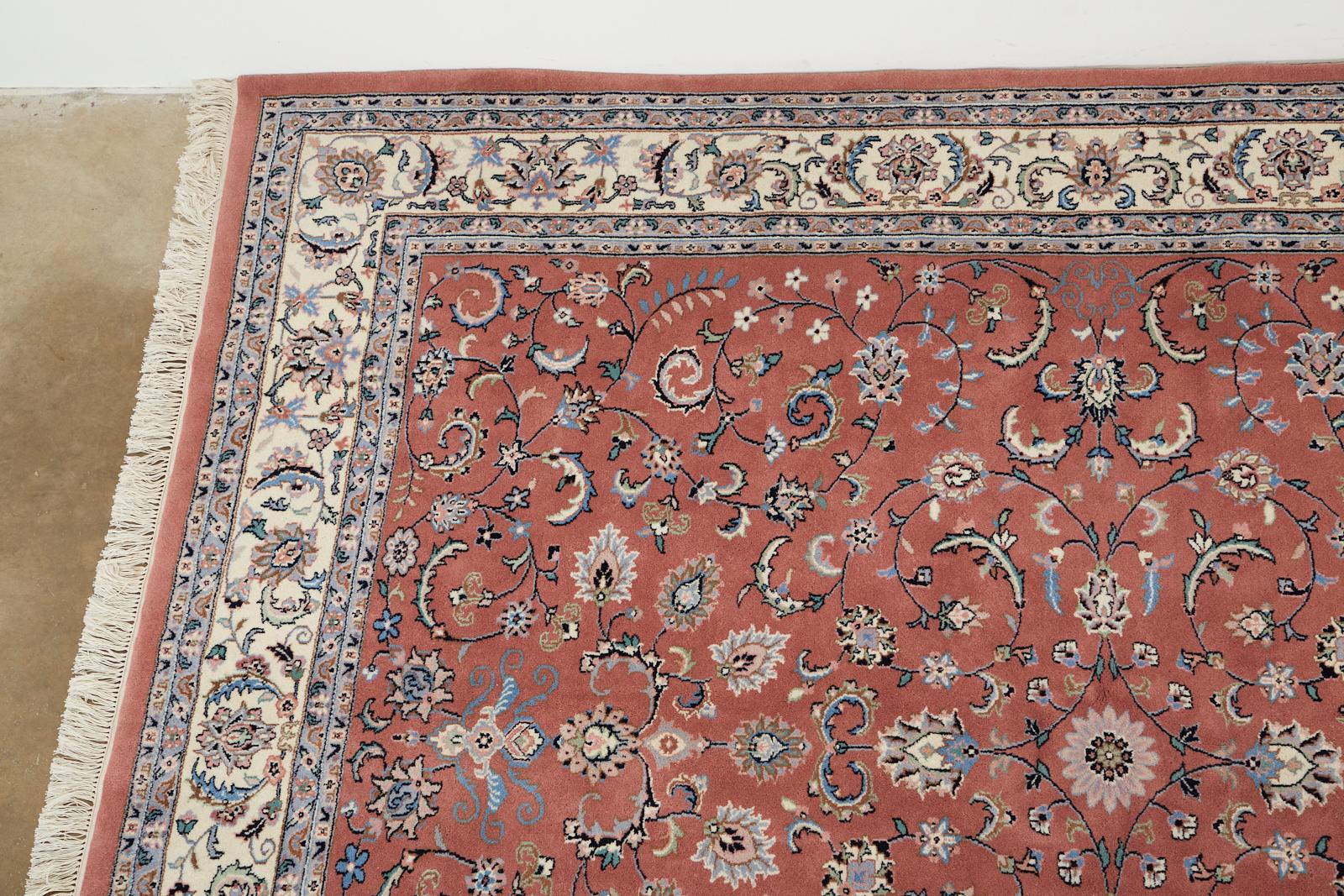 Himbeere Indo-Persischer Kashan Design-Teppich (Indisch) im Angebot