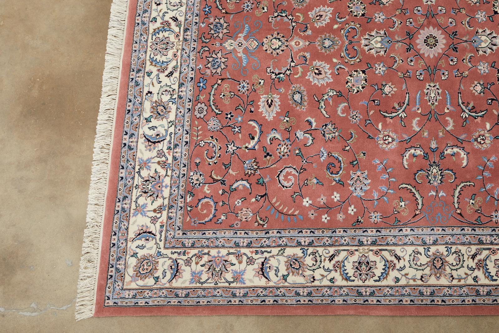 Himbeere Indo-Persischer Kashan Design-Teppich (Handgeknüpft) im Angebot