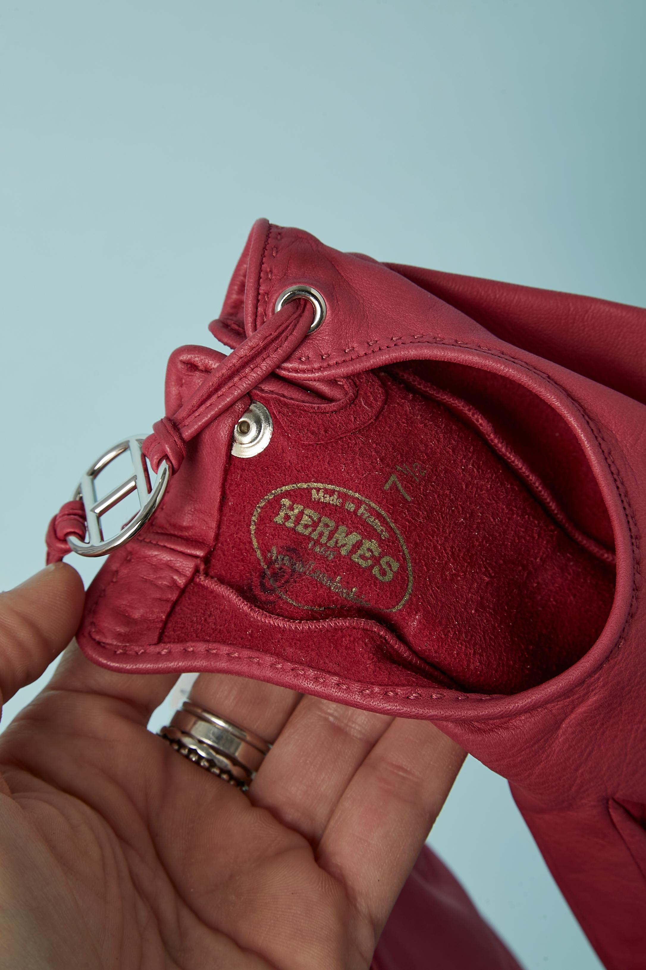 Himbeerfarbene Lederhandschuhe mit „H“ aus silbernem Metall  Hermès (Neu mit Etikett)  (Braun) im Angebot