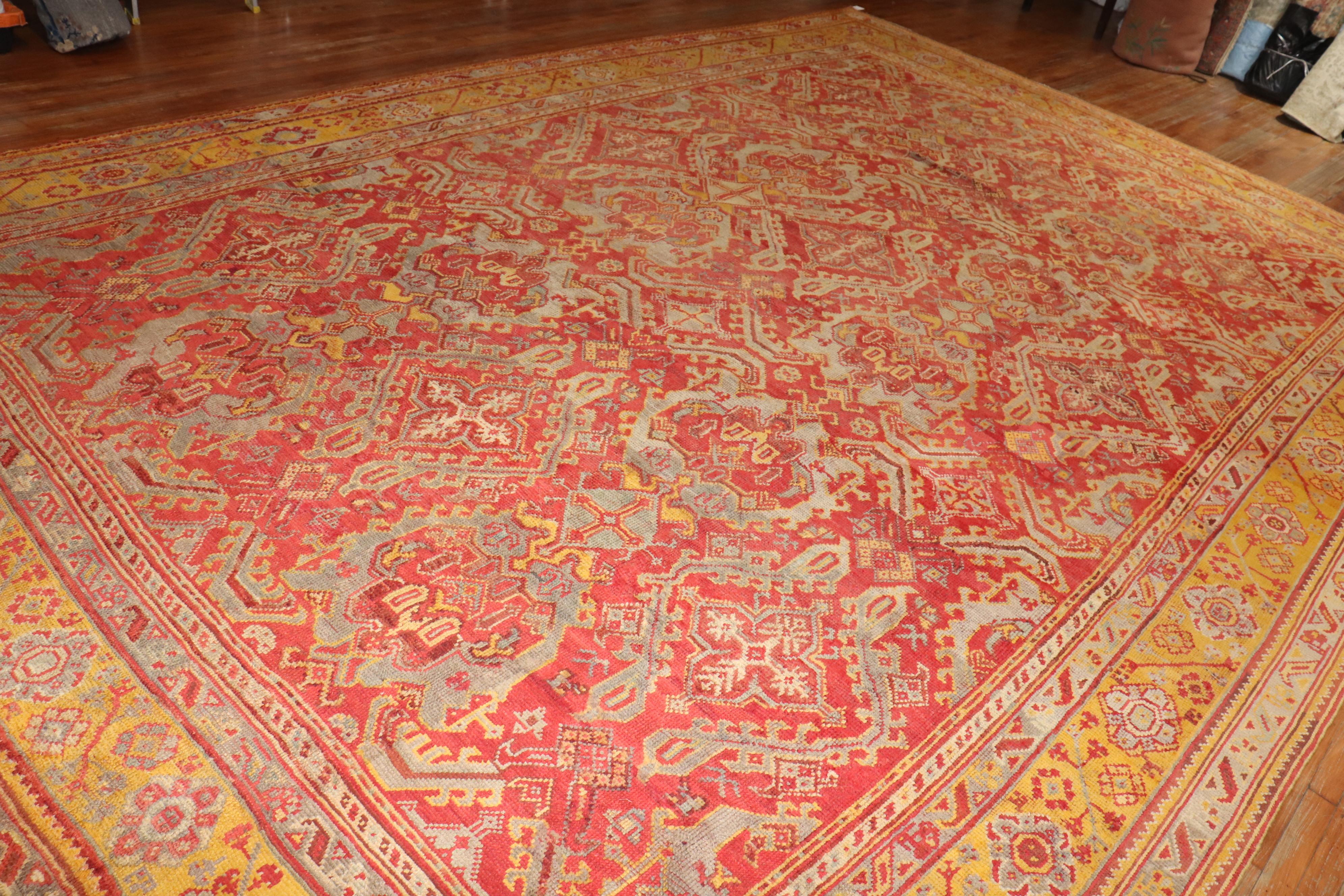 Turco Lampone Oversize Oushak turco antico in vendita