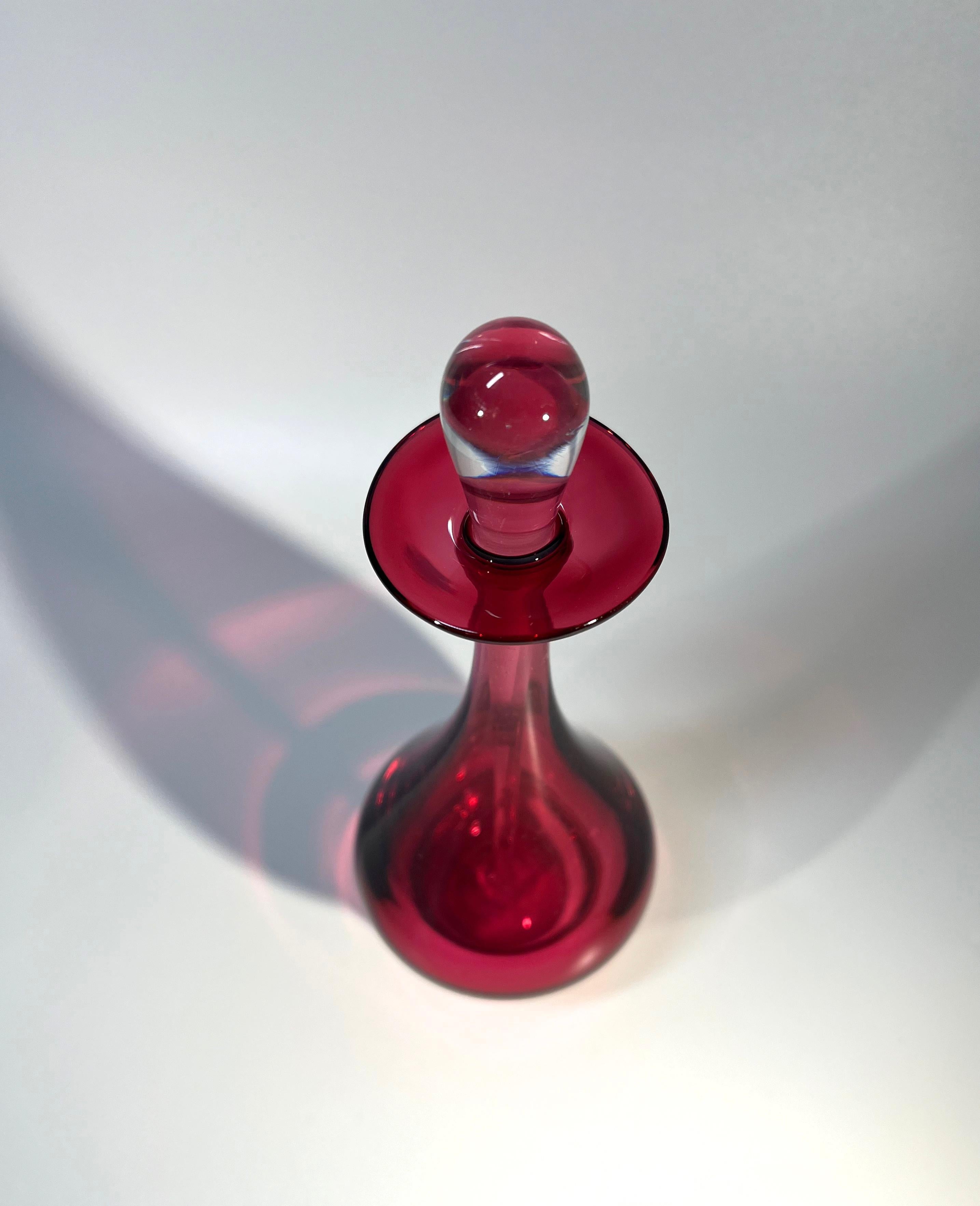 Parfümflasche aus Himbeer mit extravaganter Speertropfenflasche. Bristol-Glas, England (Glaskunst) im Angebot