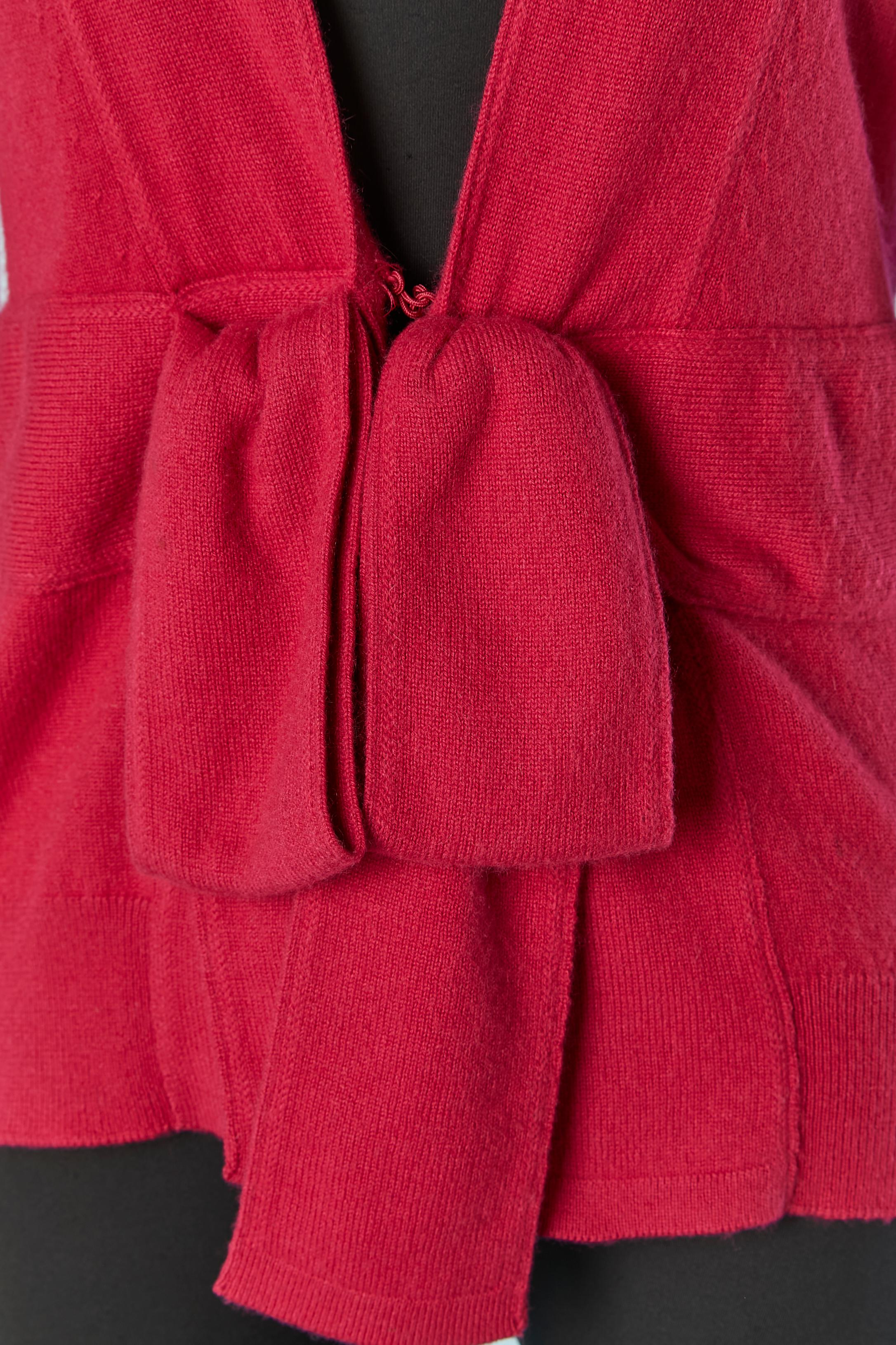 Cardigan en cachemire rose framboise avec nœud sur le milieu du devant. Fermeture auto-agrippante sur le milieu du devant 
TAILLE S 