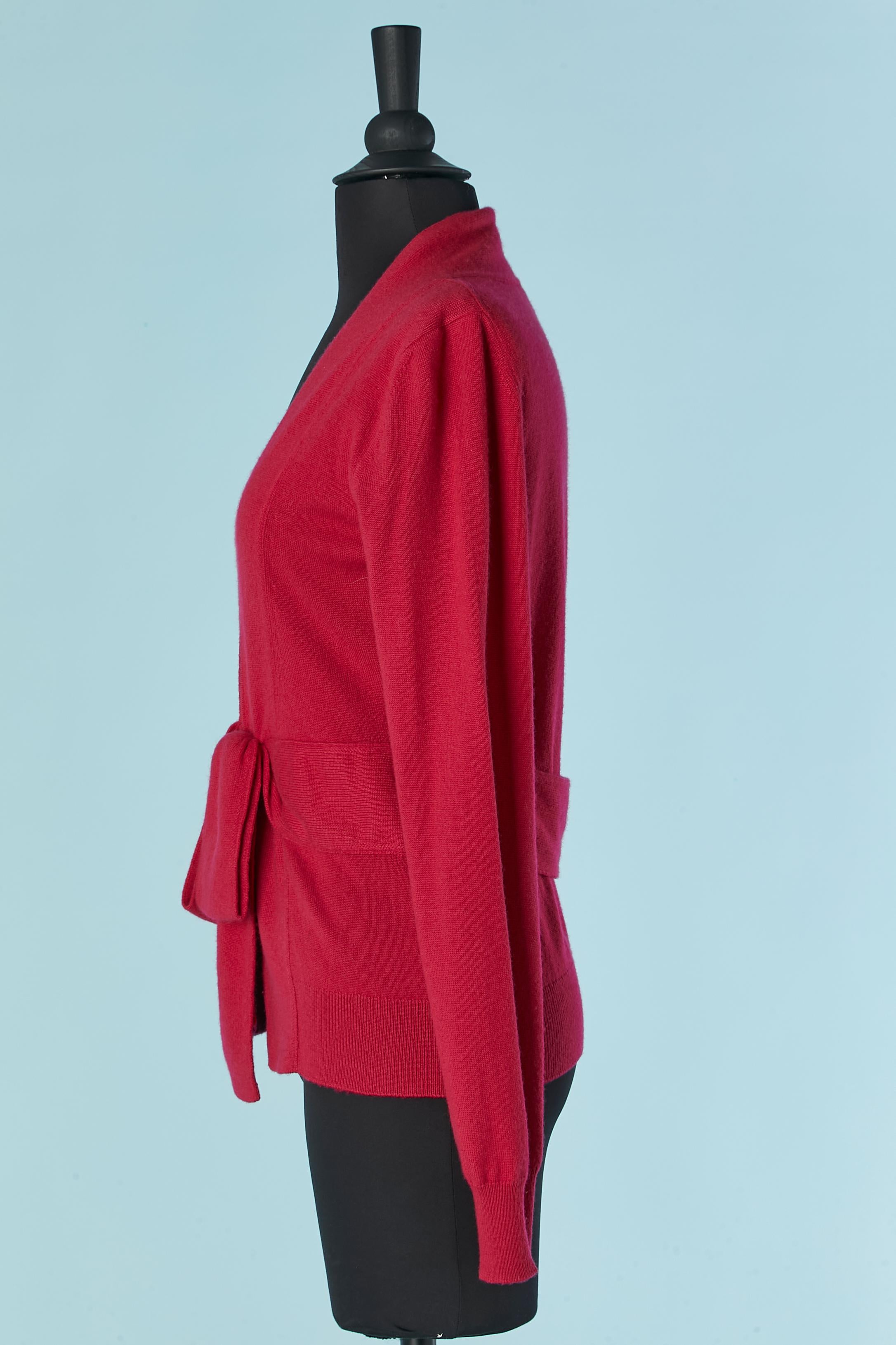 Cardigan en cachemire rose framboise avec nœud au milieu du devant Louis Vuitton Pour femmes en vente