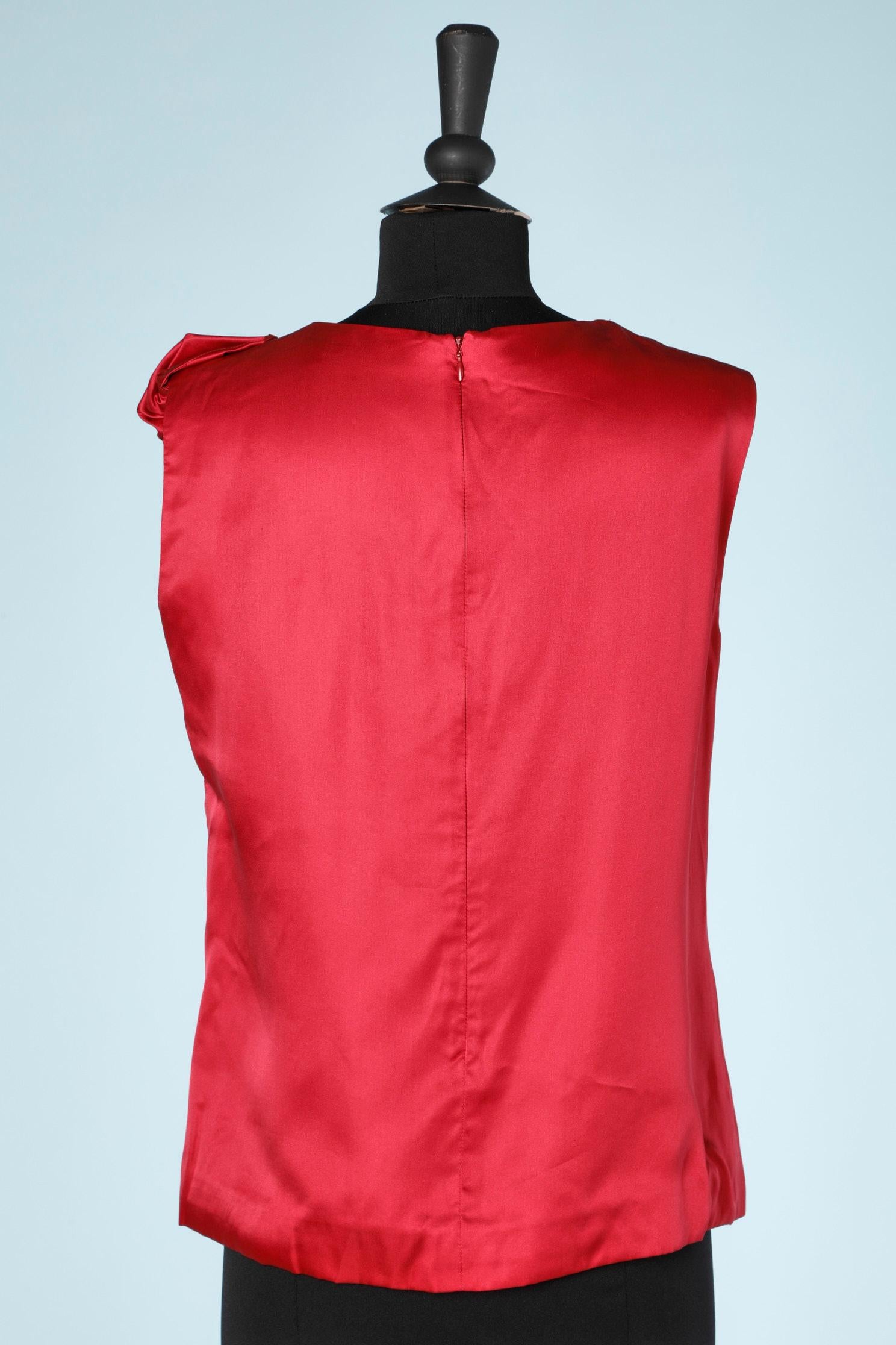Top sin mangas de seda rojo frambuesa con lazo MOSCHINO Cheap & Chic en Excelente estado para la venta en Saint-Ouen-Sur-Seine, FR
