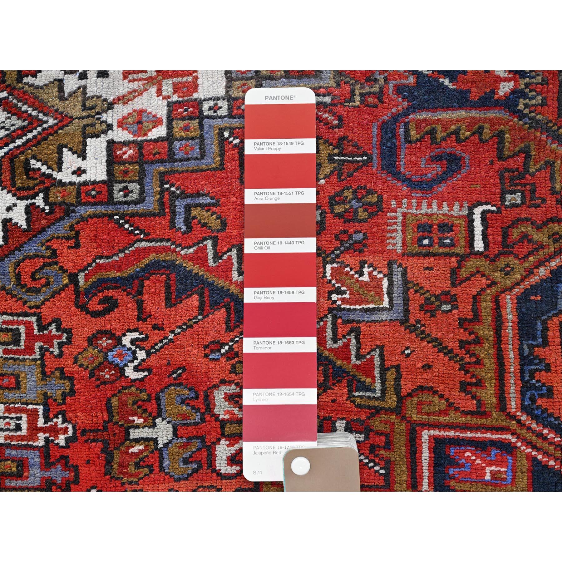Laine Tapis persan semi-ancien en laine rouge framboise noué à la main Heriz Rustic Feel en vente