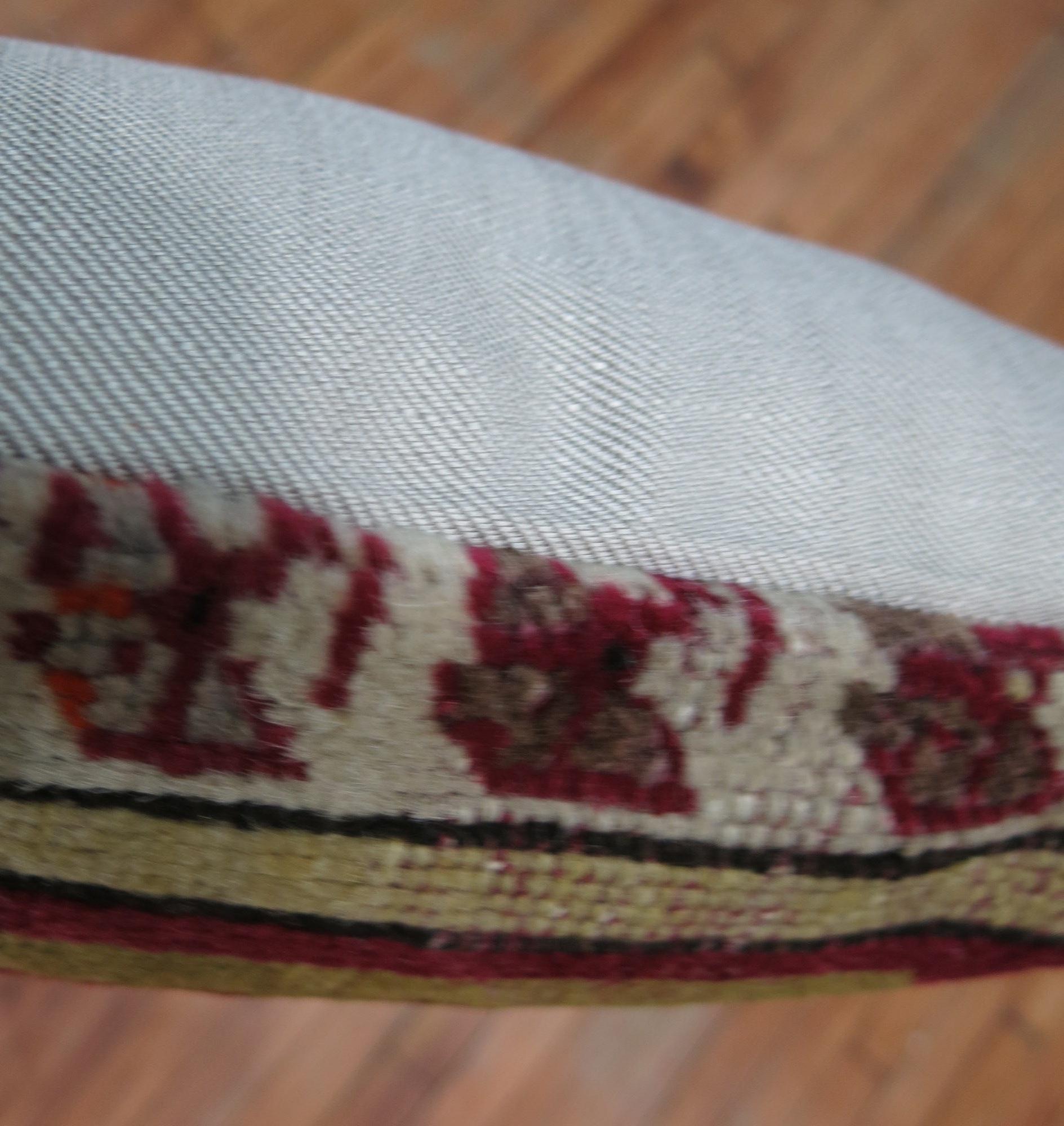 Noué à la main Coussin de tapis Ghiordes turc framboise de la collection Zabihi en vente
