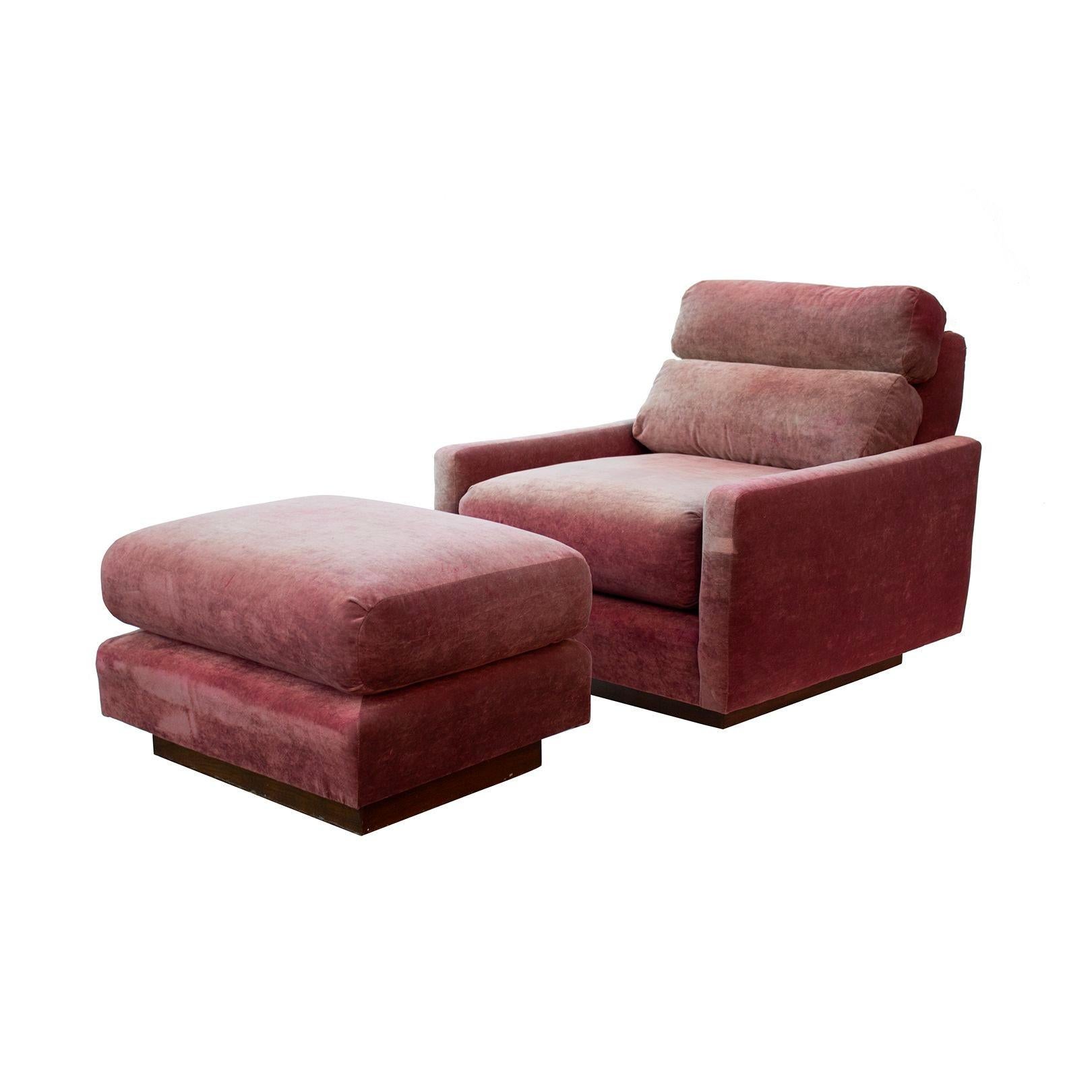 Himbeerfarbener Samt-Sessel und Ottomane (Moderne der Mitte des Jahrhunderts) im Angebot
