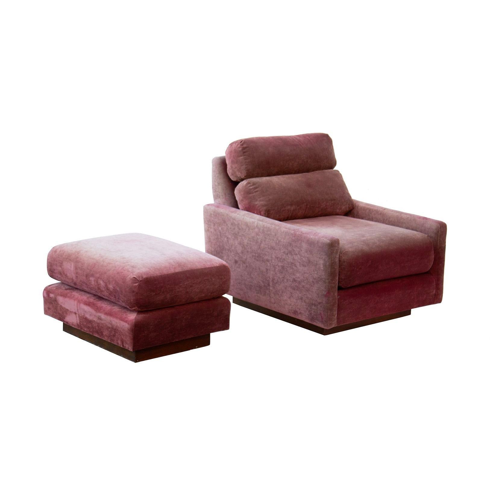 Himbeerfarbener Samt-Sessel und Ottomane im Zustand „Relativ gut“ im Angebot in Grand Rapids, MI