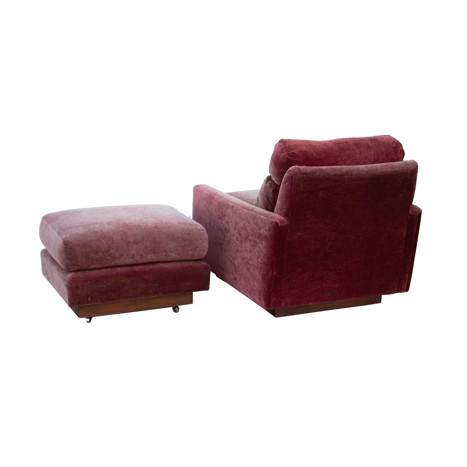 Himbeerfarbener Samt-Sessel und Ottomane im Angebot 1