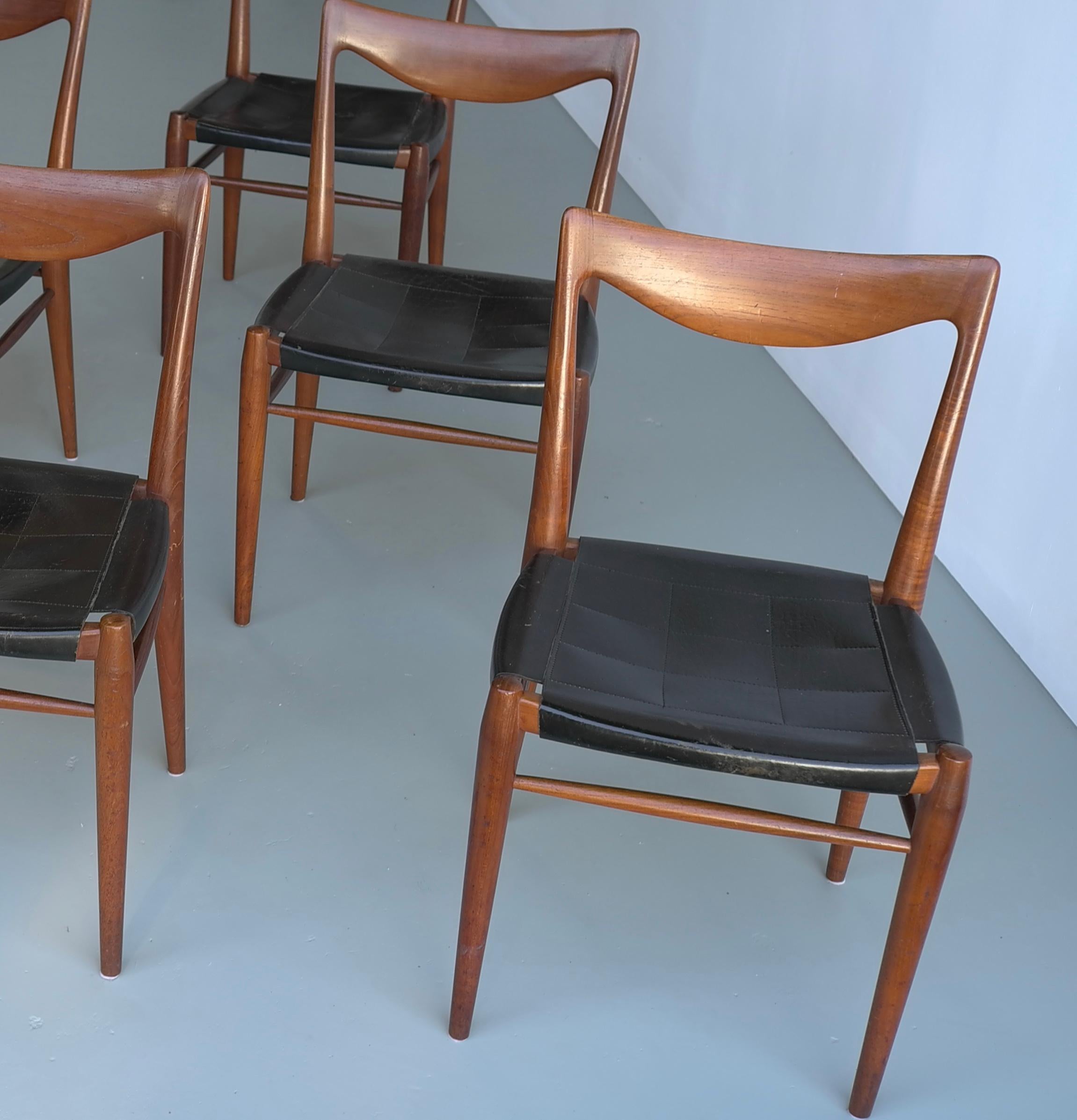Mid-Century Modern Rastad et Relling Six chaises Bambi en teck et cuir noir par Gustav Bahus en vente