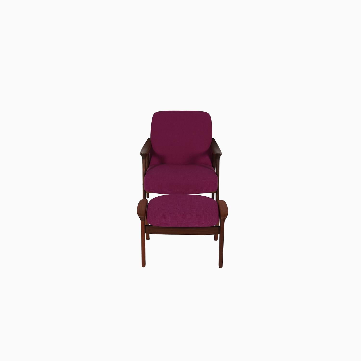 Un salon et un ottoman en teck foncé avec des bras sculpturaux en forme de ski, attribués à Rastad & Relling.    Tapissé d'une laine texturée violette vibrante de Knoll Textiles dans un état comme neuf. 


La restauration professionnelle et