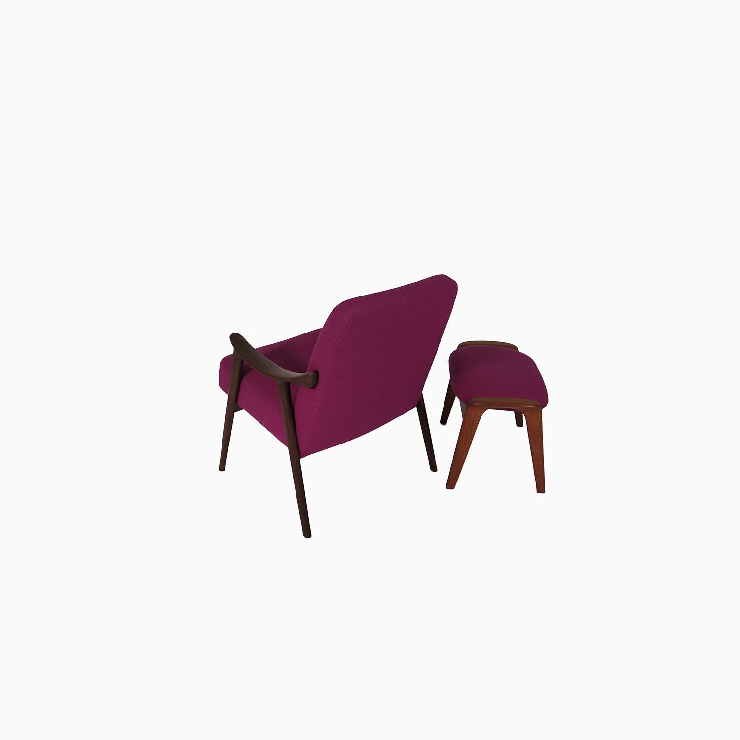 Fauteuil de salon et pouf Rastad & Relling avec revêtement en laine violet vif Bon état - En vente à Minneapolis, MN