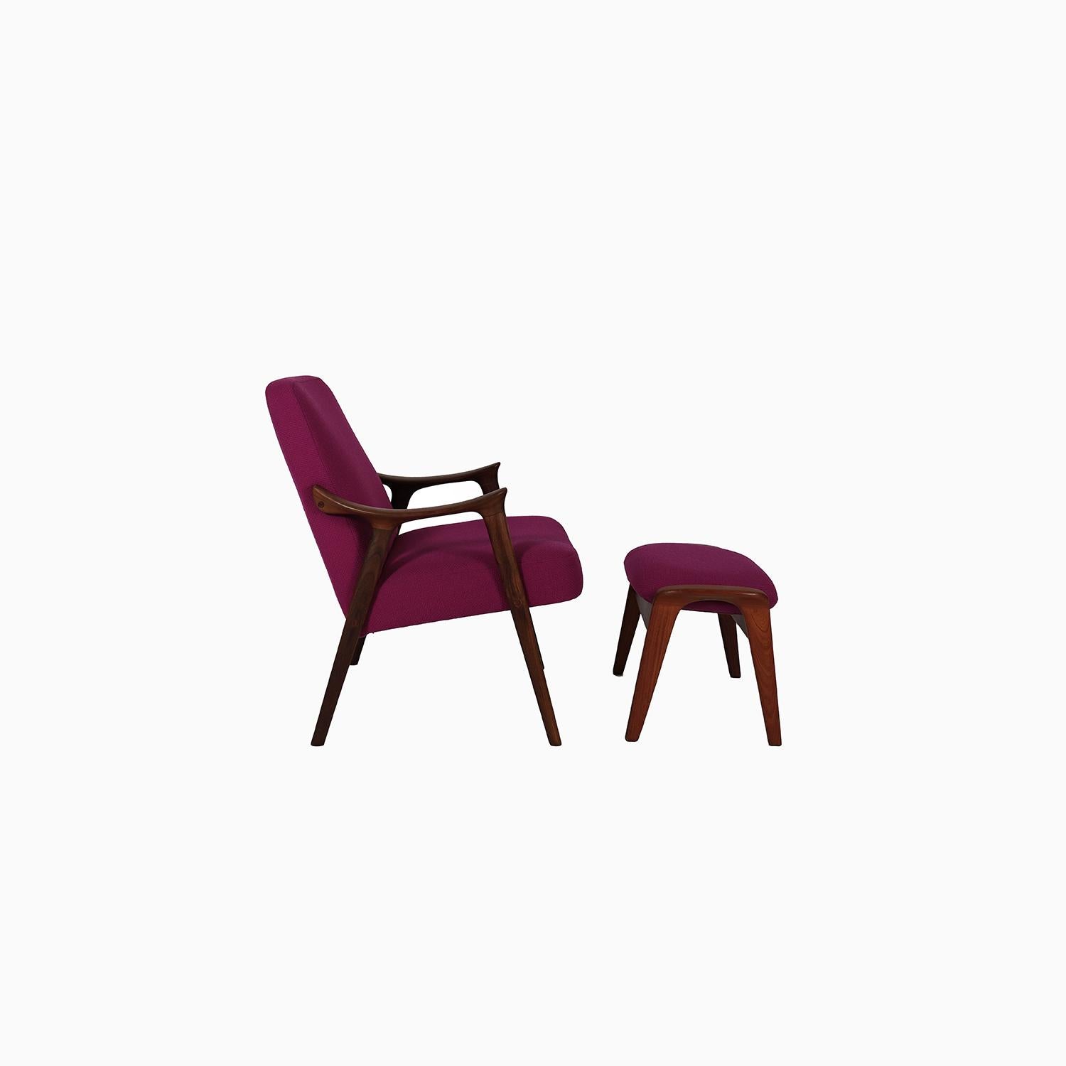 20ième siècle Fauteuil de salon et pouf Rastad & Relling avec revêtement en laine violet vif en vente