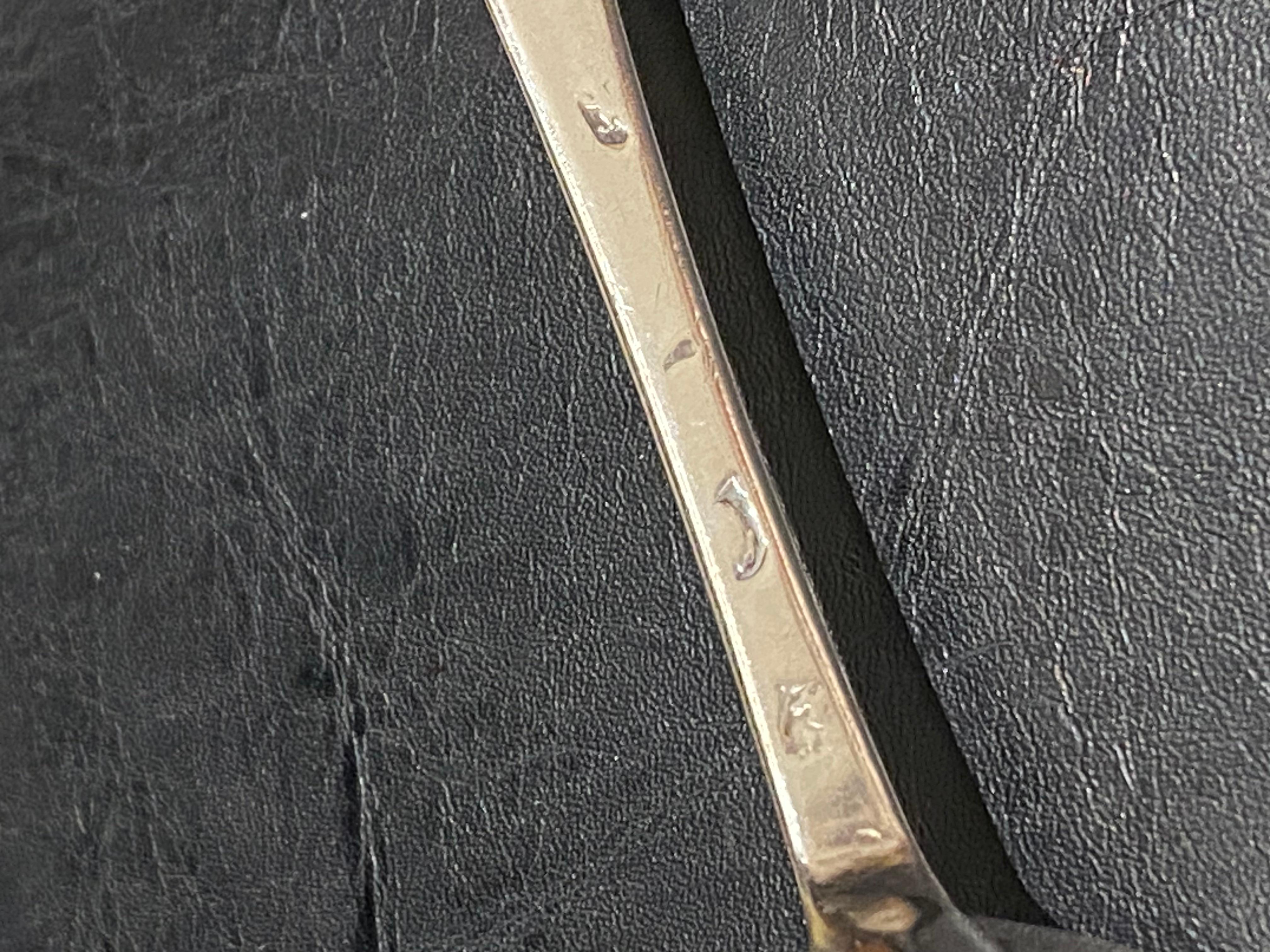 Esta rara antigüedad de mediados del siglo XVIII Cuchara de plata de ley Rattail 
lleva los sellos de Londres, león pasante y letra 